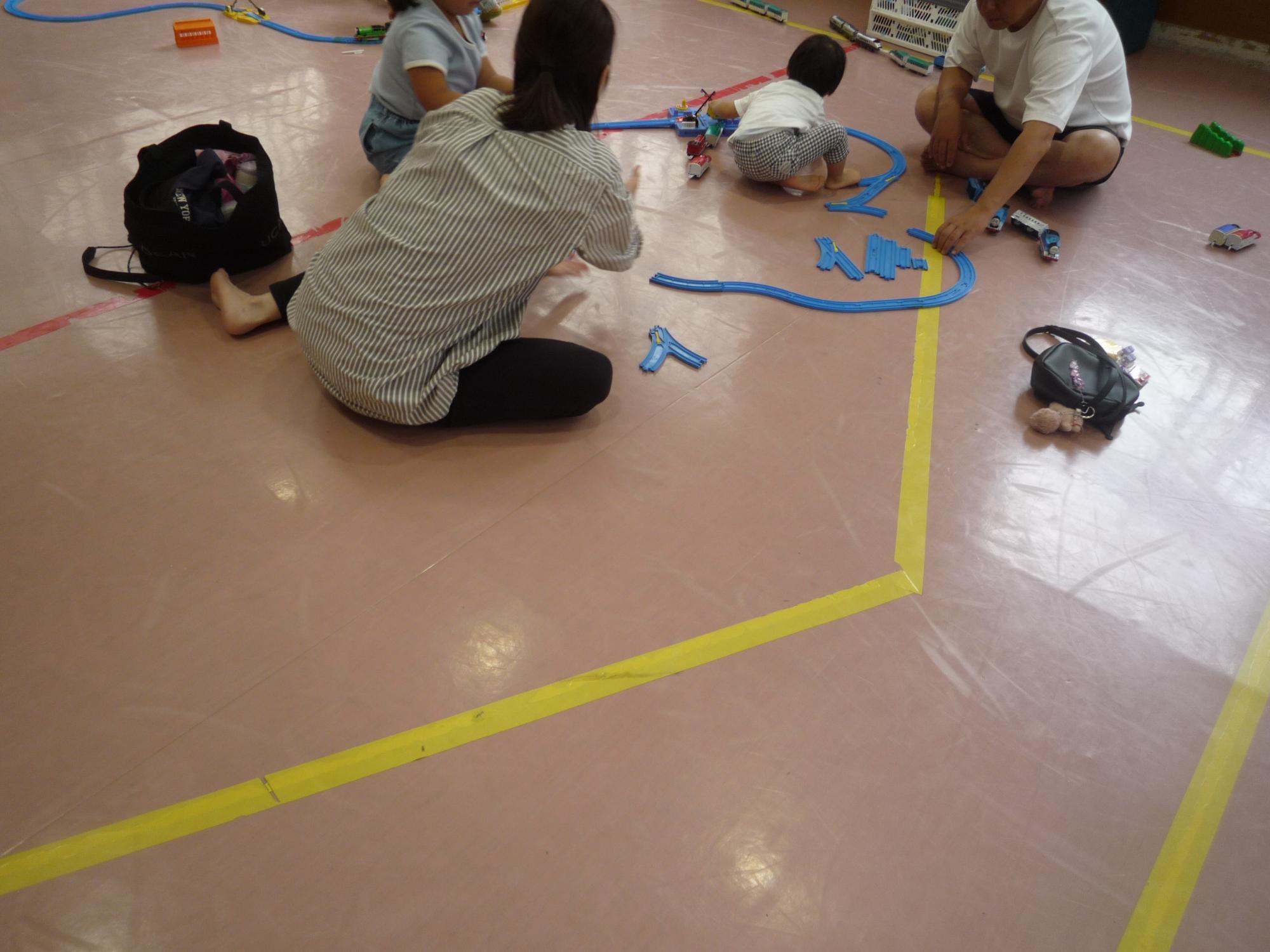 親子でプラレールを楽しむ様子