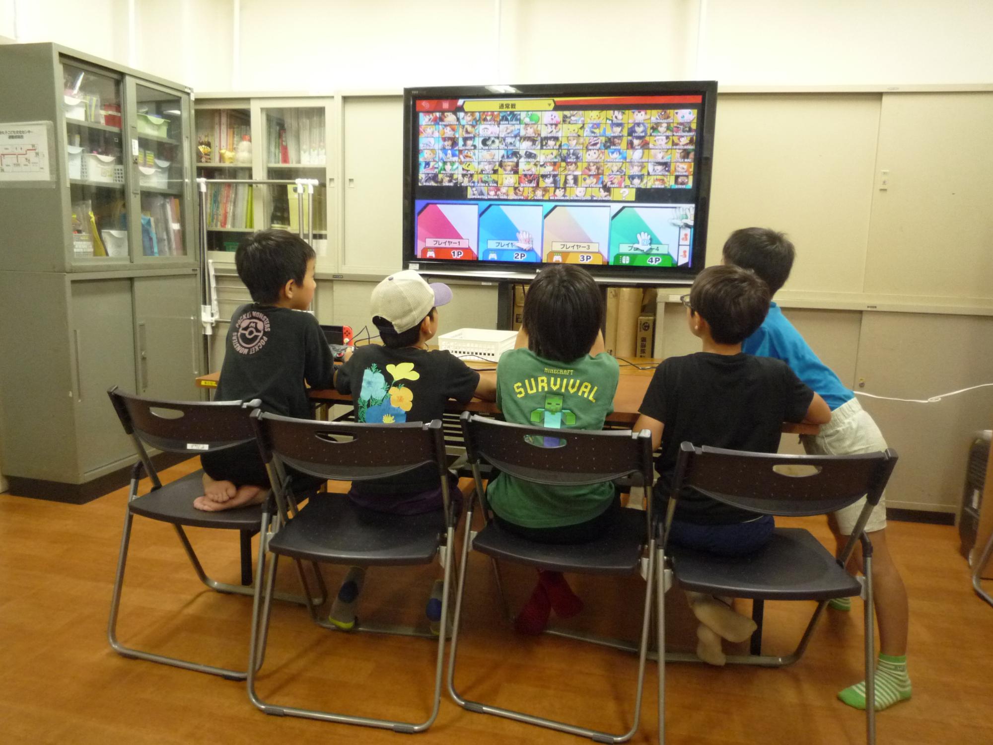 ゲームを楽しむ小学生たち
