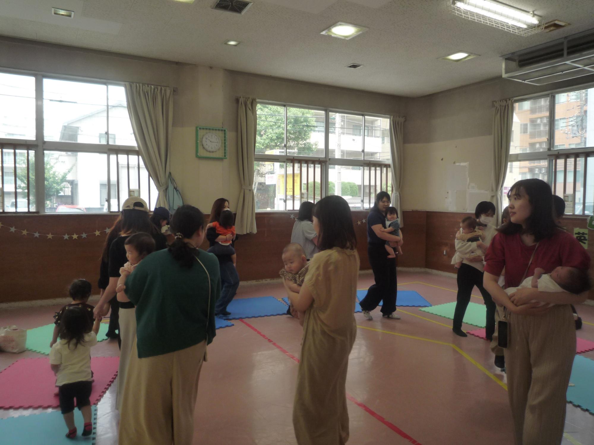 立ち上がり輪になって楽しくステップする様子