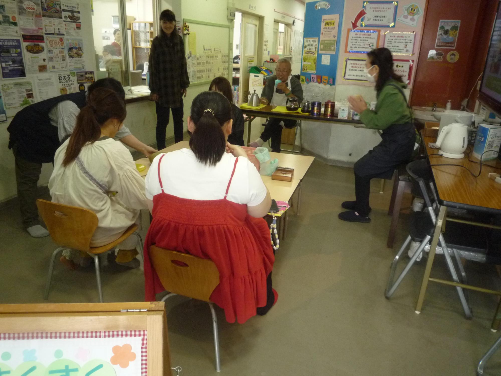 カフェを楽しむ乳幼児のママさんたち