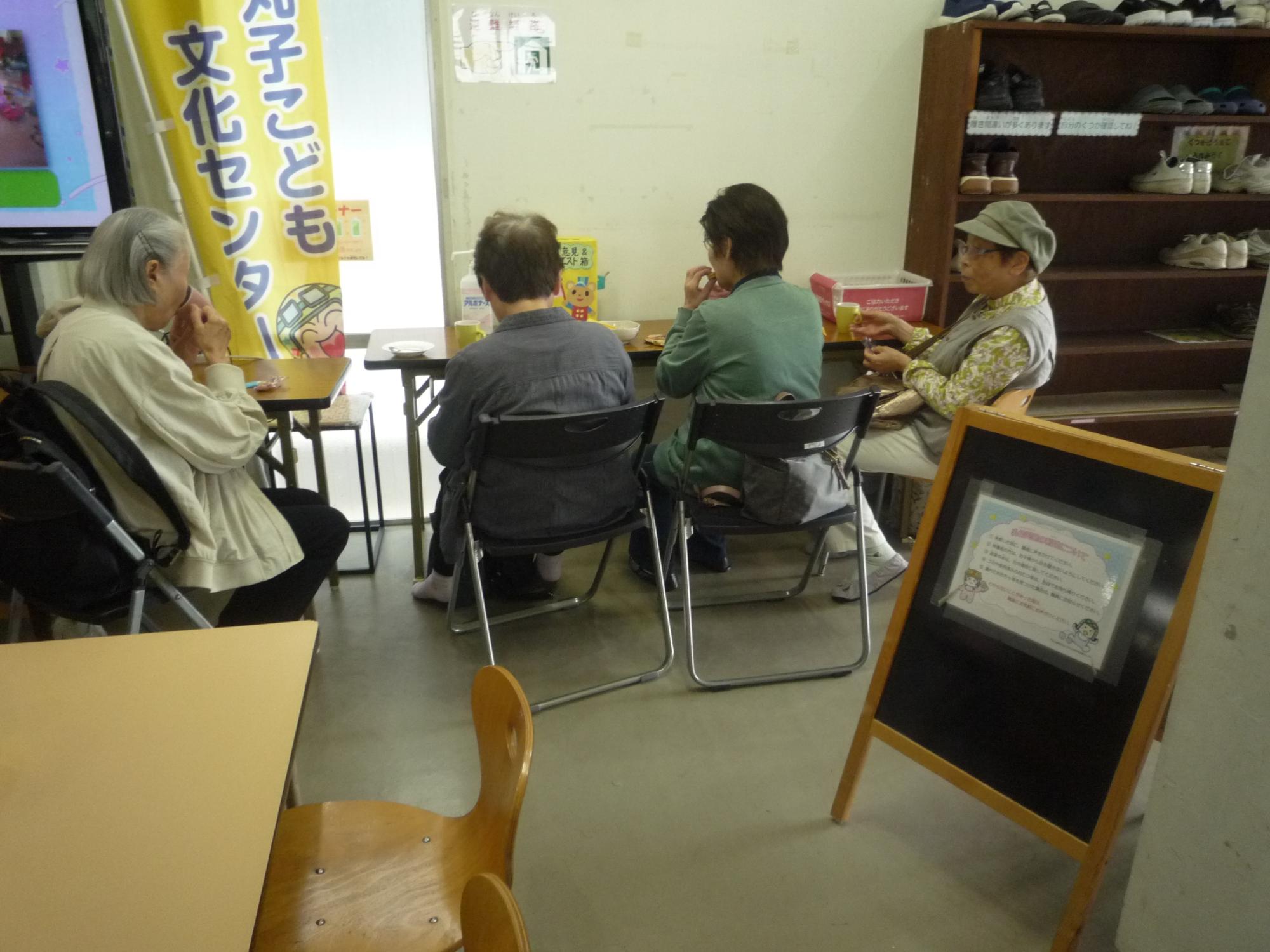カフェを楽しむ地域住民のみなさま