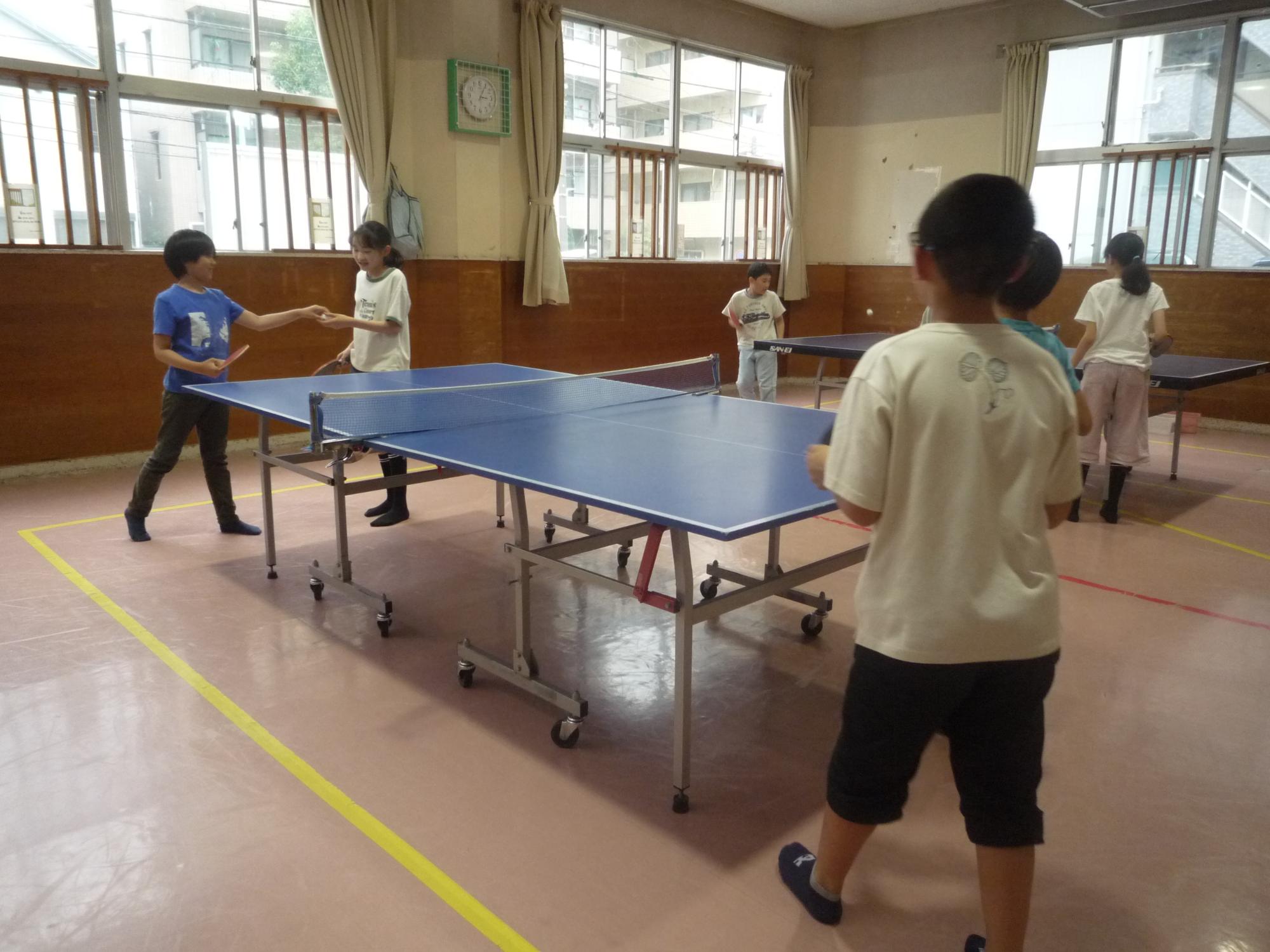 卓球を楽しむ小学生たち
