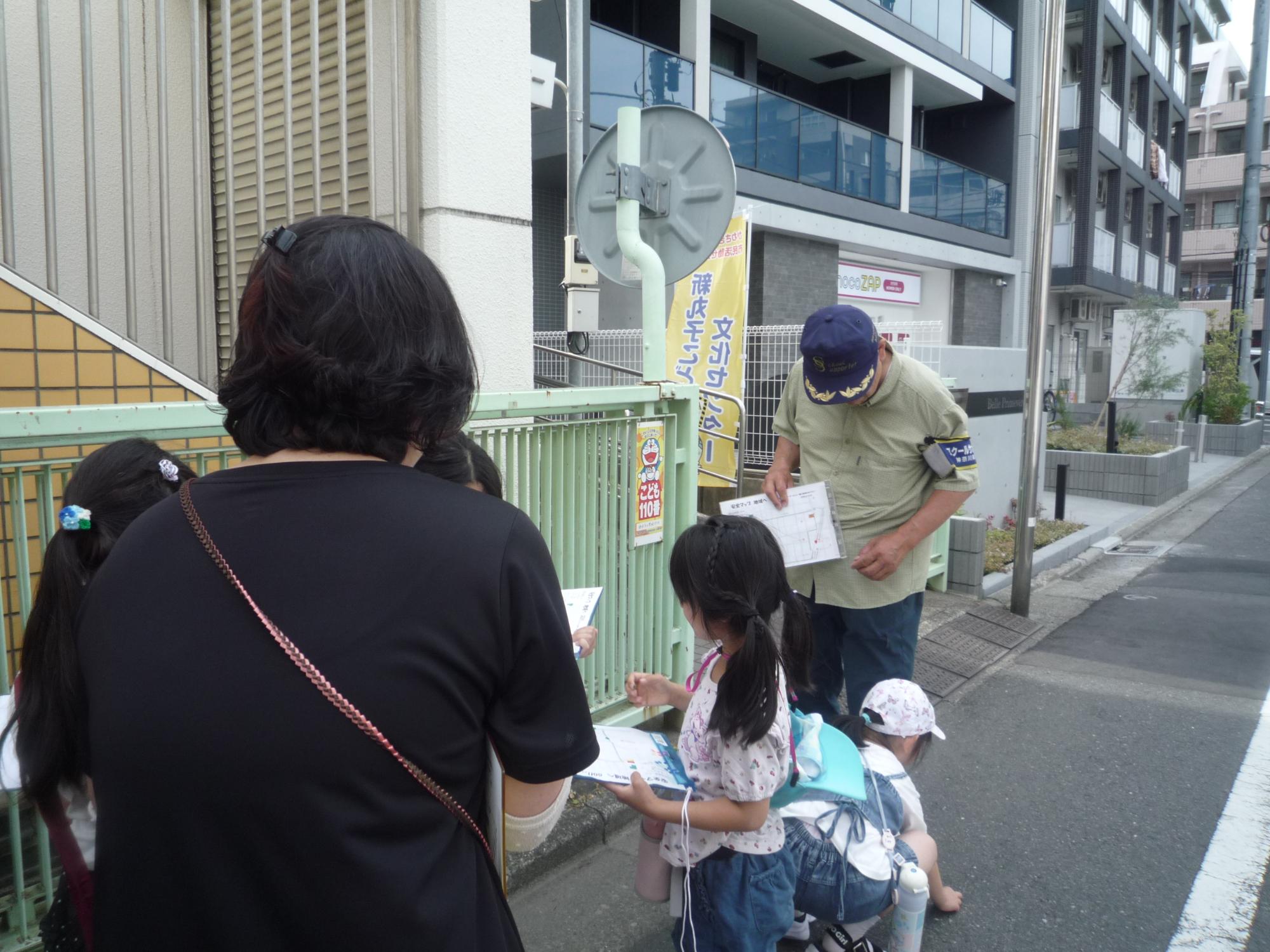 新丸子こども文化センターにも子ども110番ステッカーを見つける小学生たち
