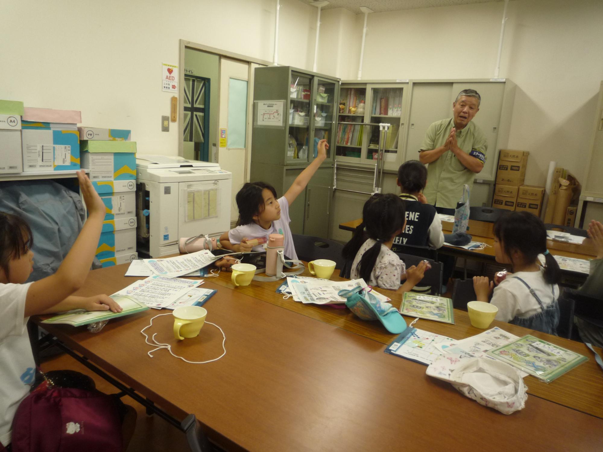 探検後、小学生たちで感想などを発表し合う様子