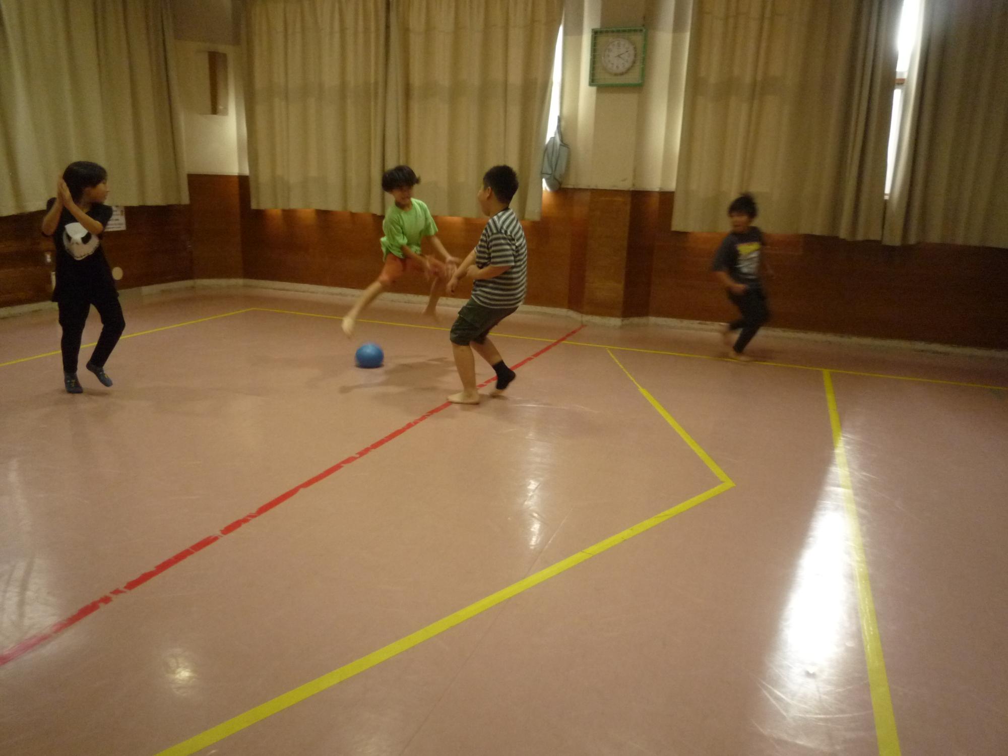 近距離でボールを当てる子、よける子