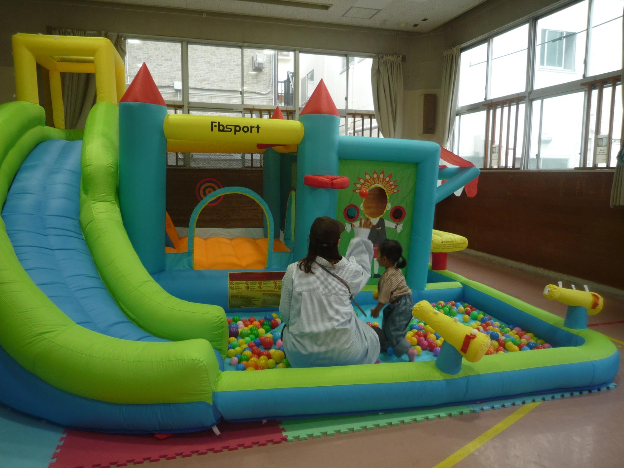 巨大エアー遊具で遊ぶ乳幼児親子