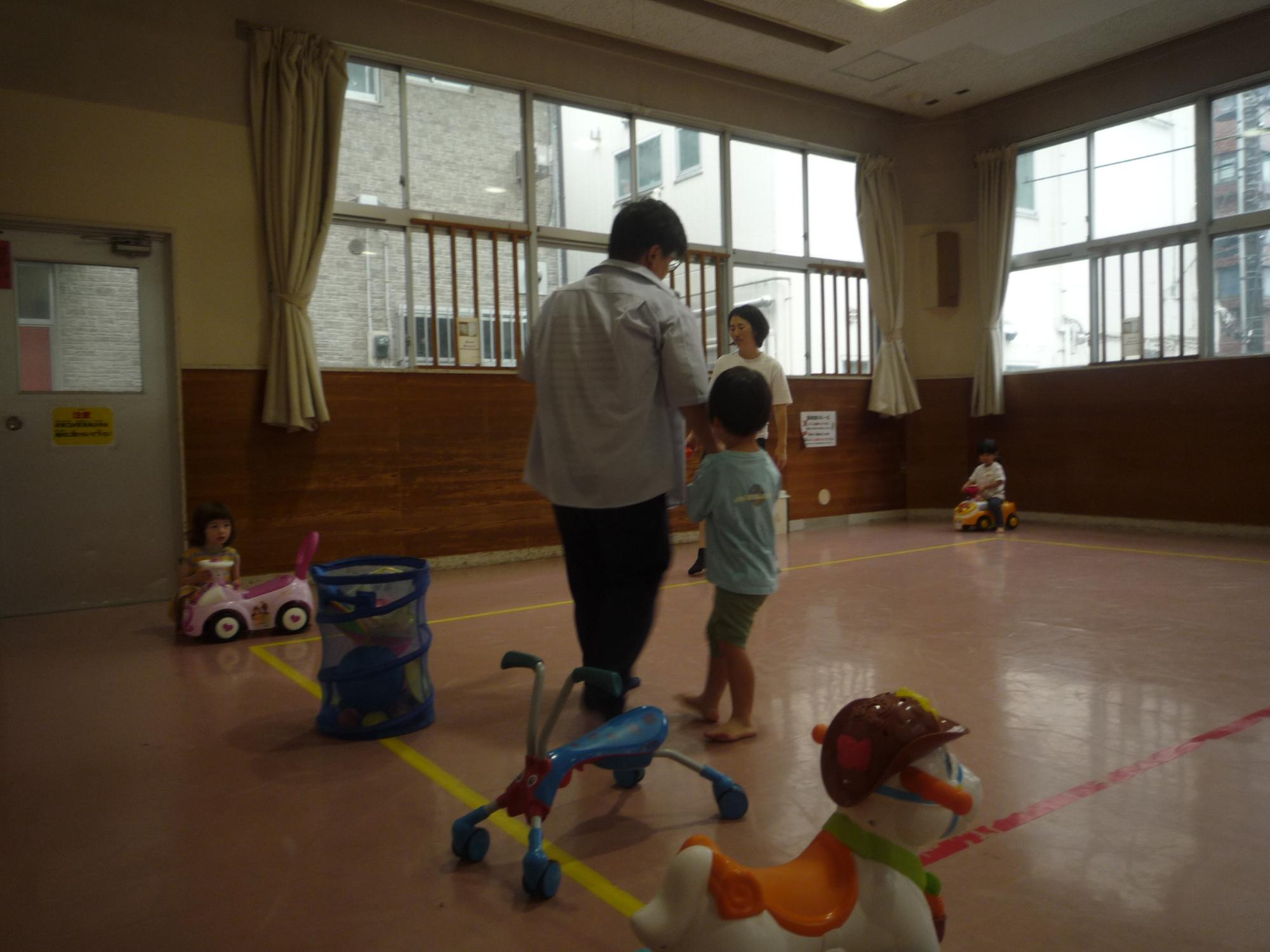コンビカーで遊ぶ乳幼児親子たち
