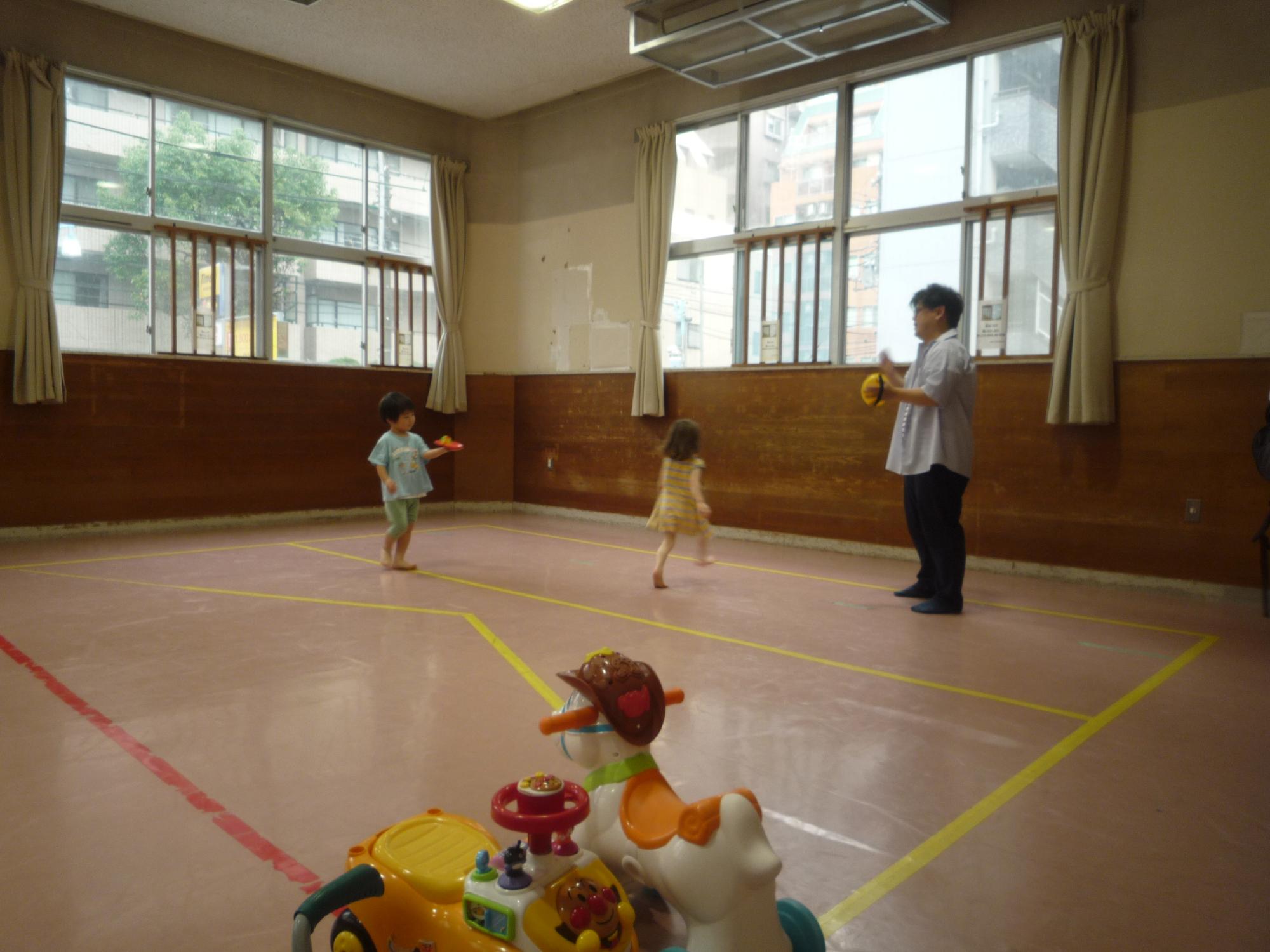 ボール遊びを楽しむ乳幼児親子
