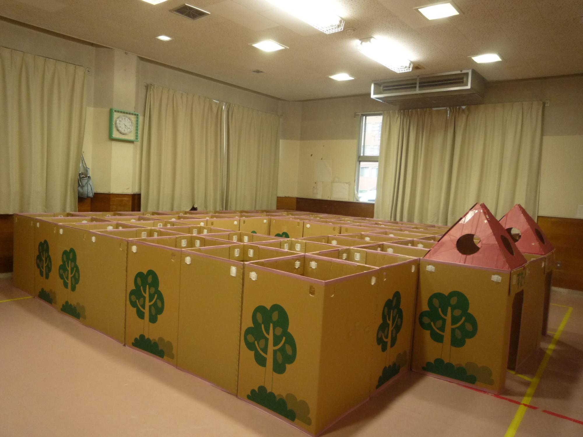 組み立てが完成したダンボールめいろの全景