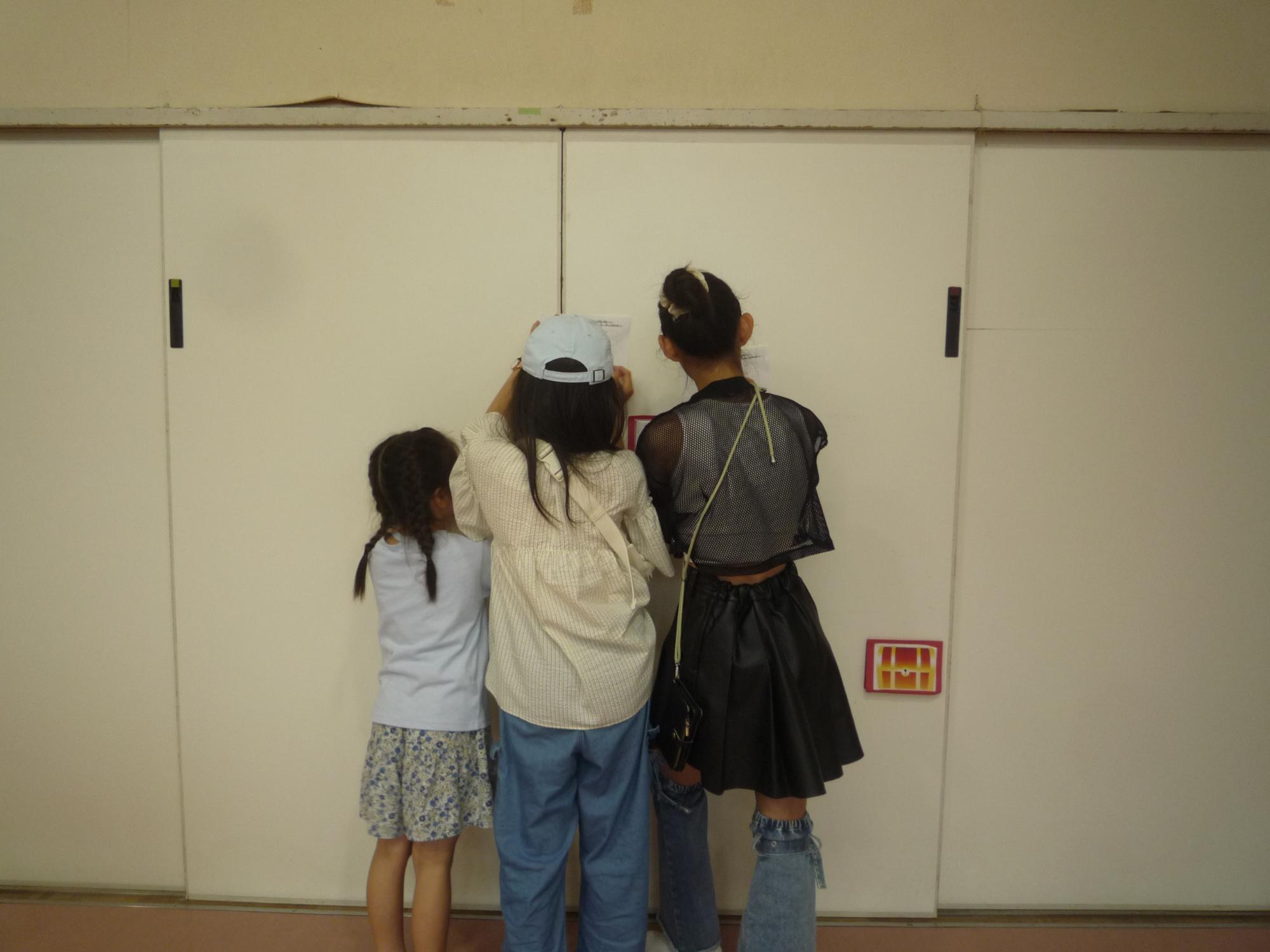 協力して謎解きする小学生たち