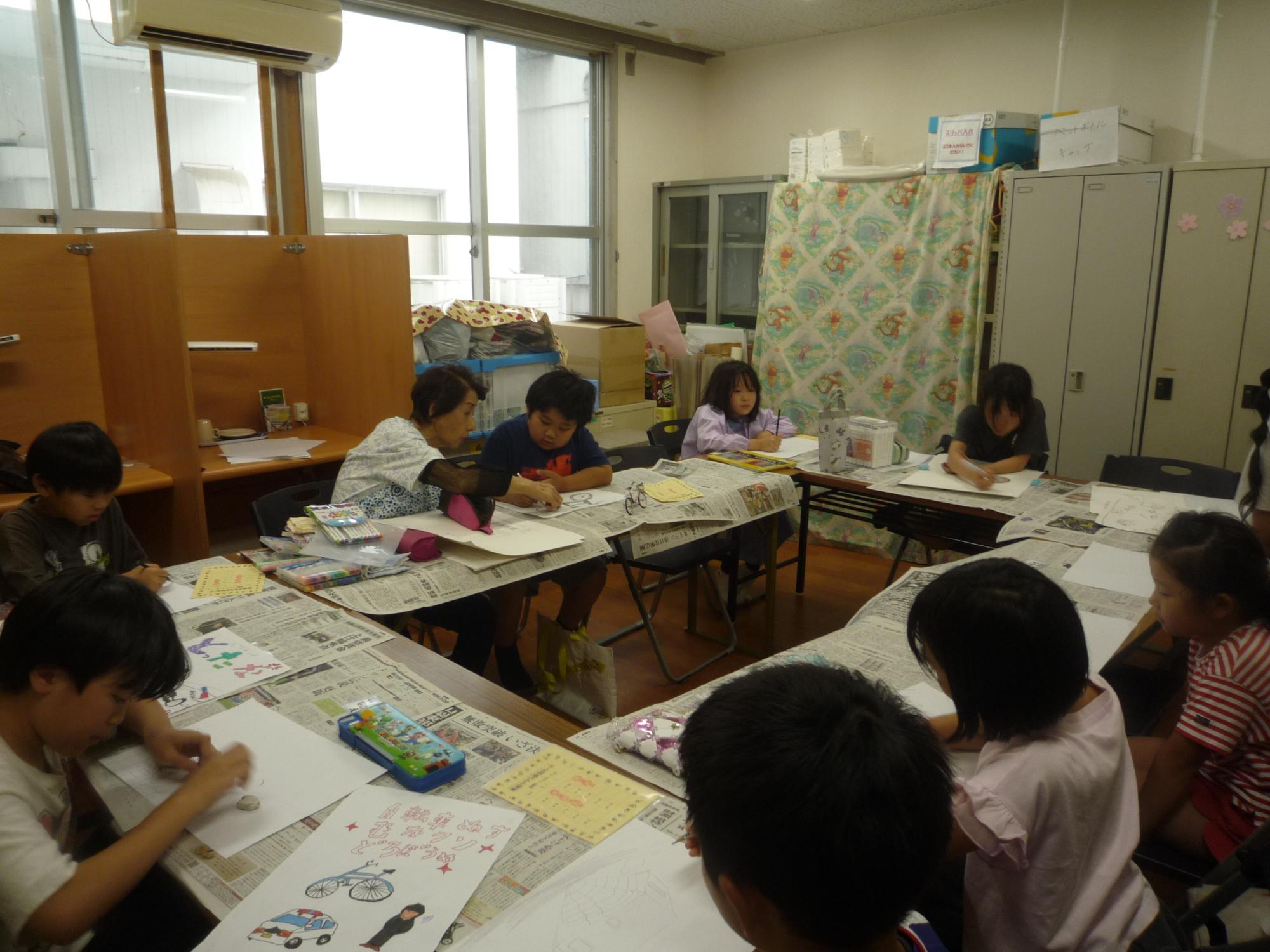 先生のアドバイスを聞く小学生