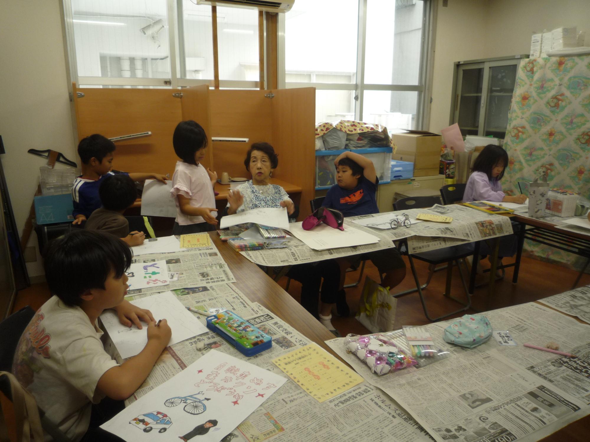 先生の話を聞く小学生たち