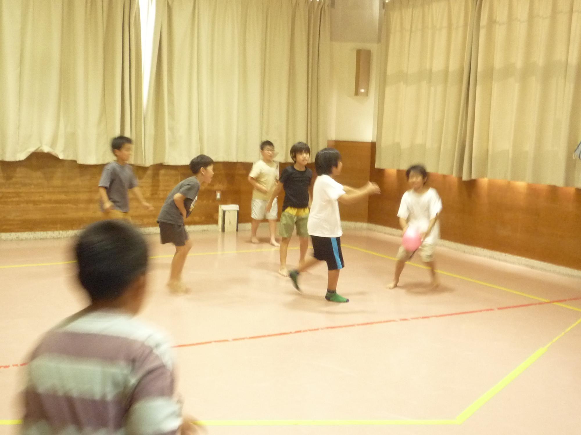 ボールをキャッチする小学生