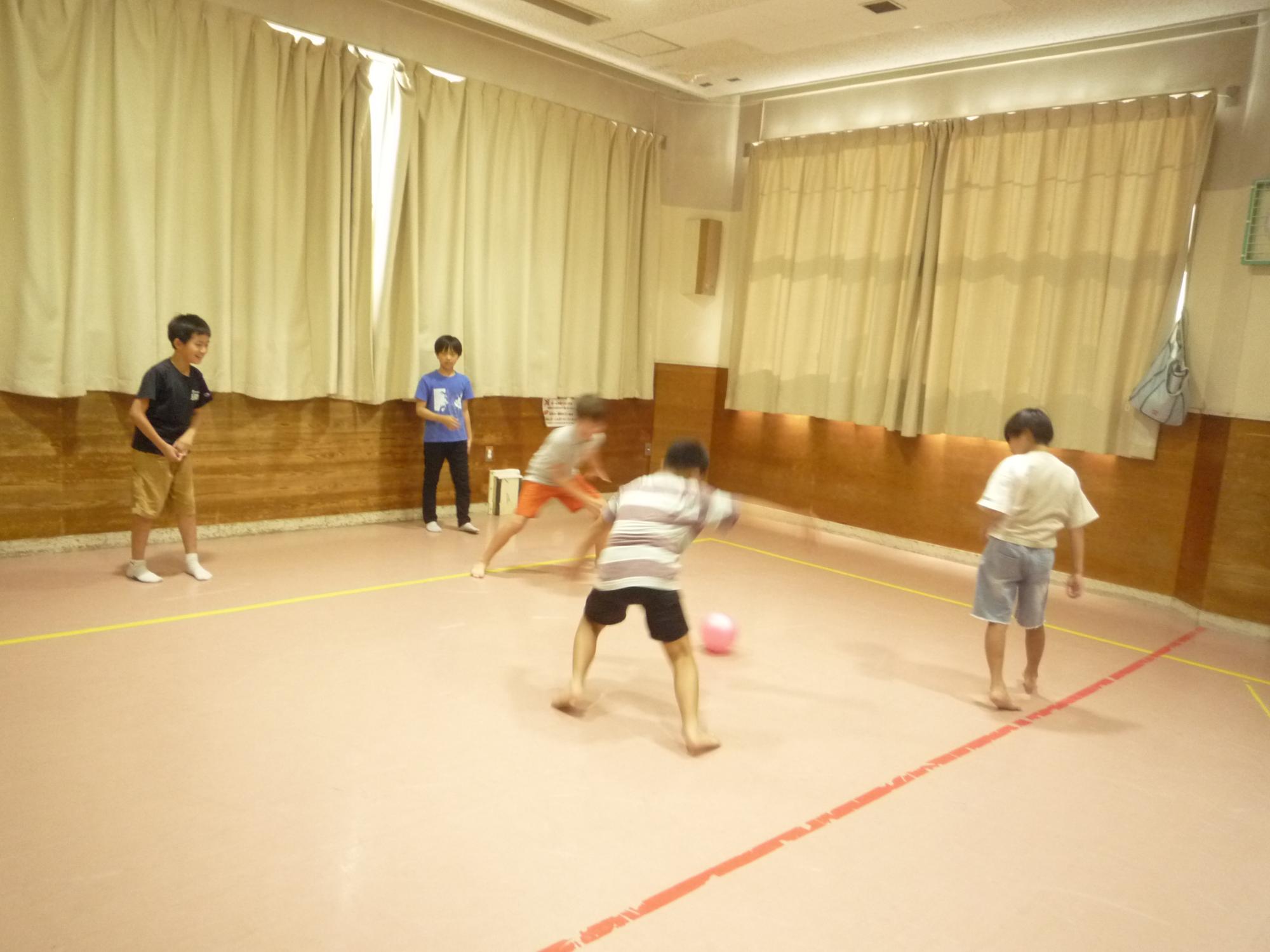 ドッジボールを楽しむ小学生