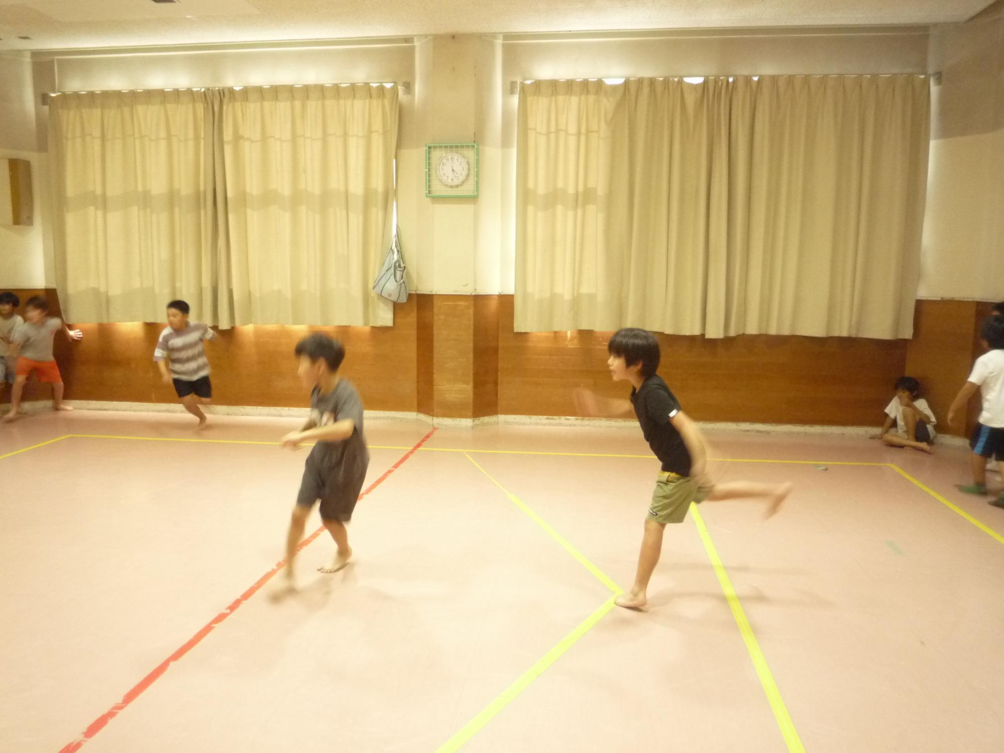 ボールを力強く投げる小学生