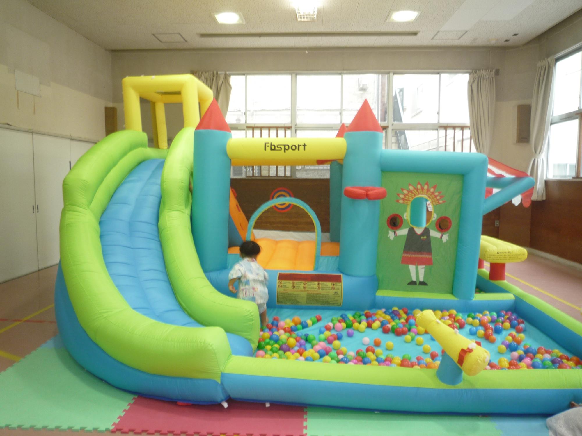 エアー遊具で遊ぶ幼児さん