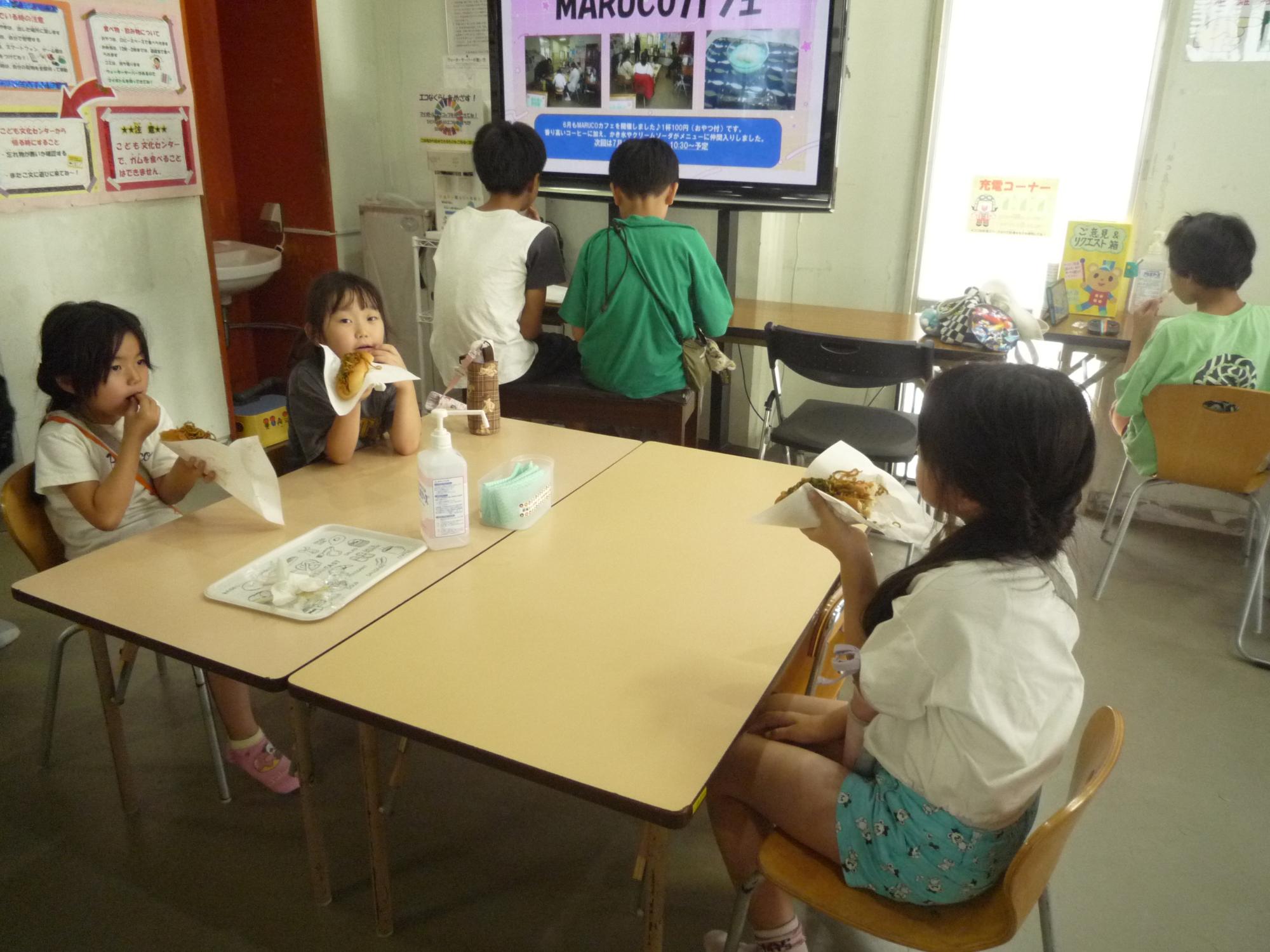 焼きそばパンをほおばる小学生たち