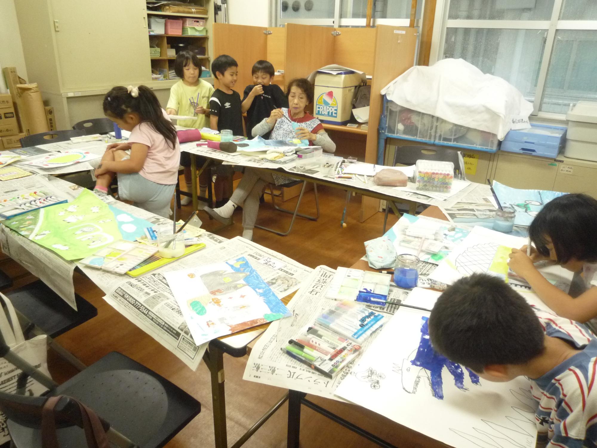 先生の周りにあつまる小学生たち