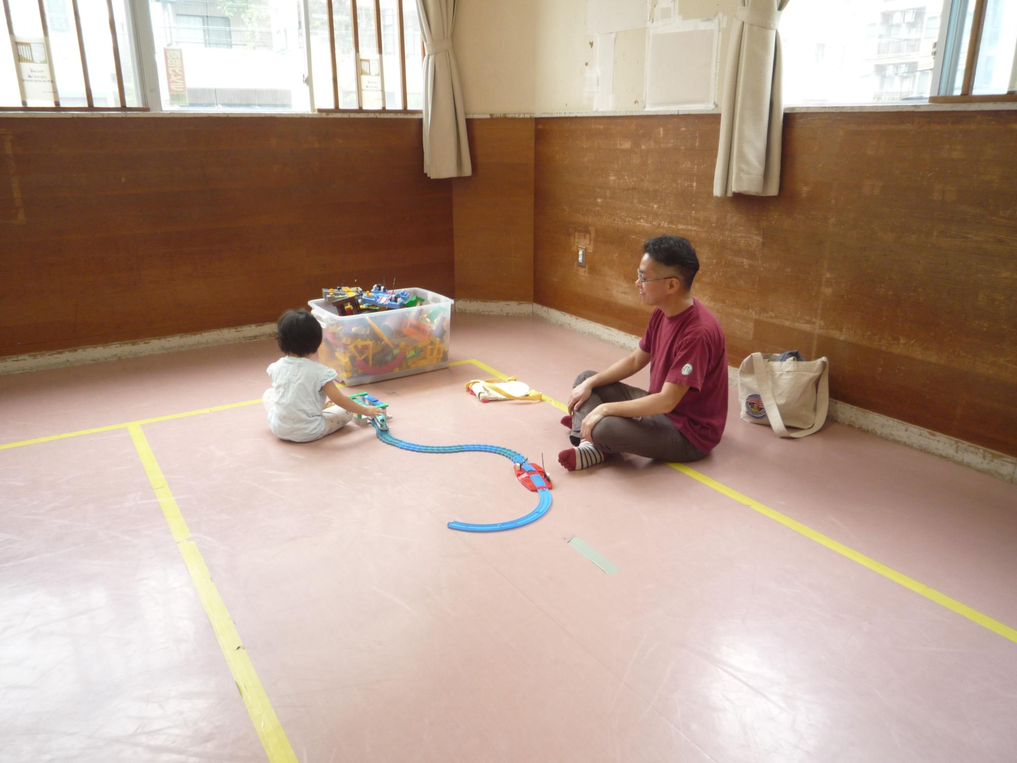 プラレールあでそぶ幼児さんと見守る父親