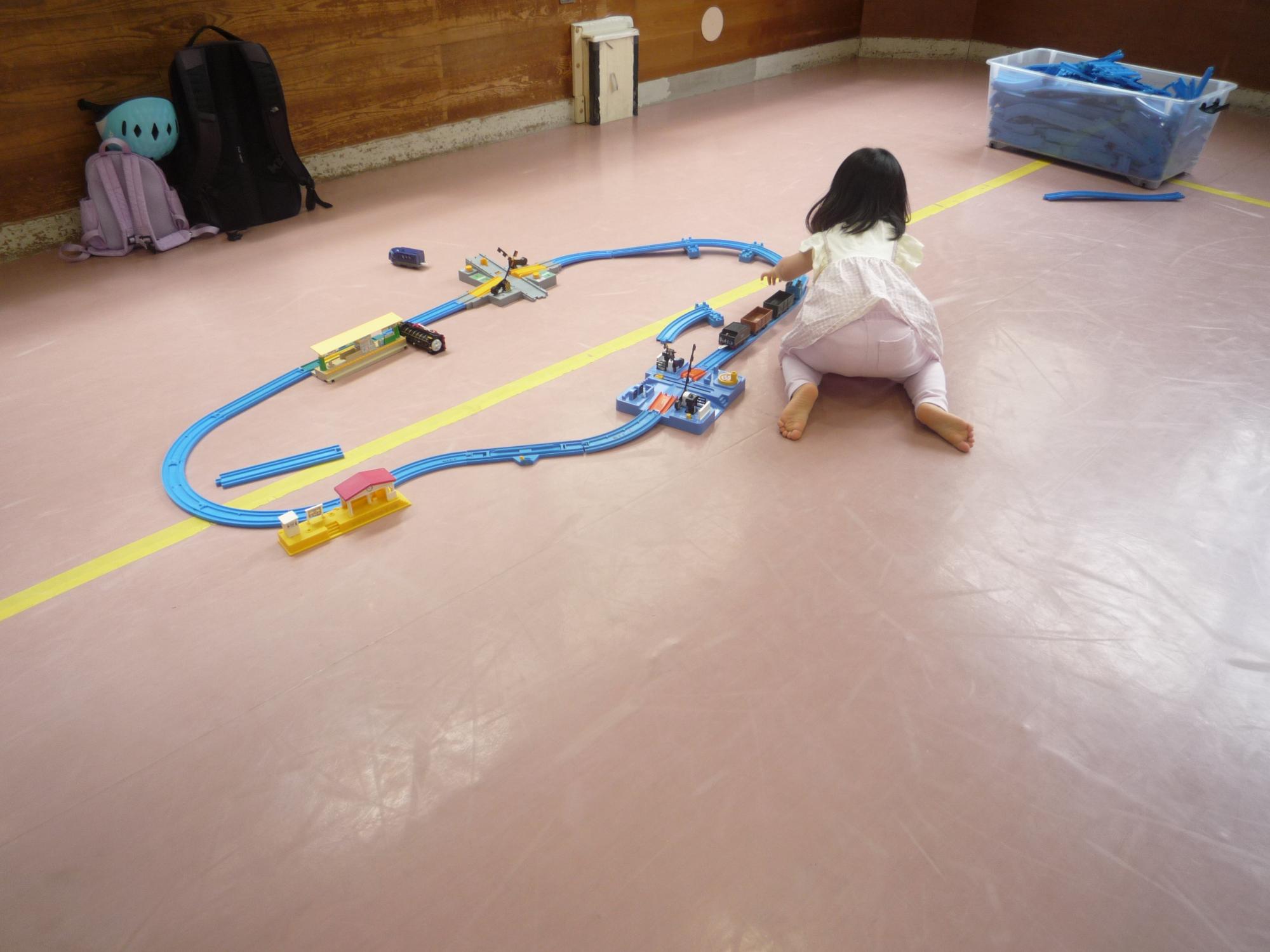 プラレールを広げて楽しむ幼児さん