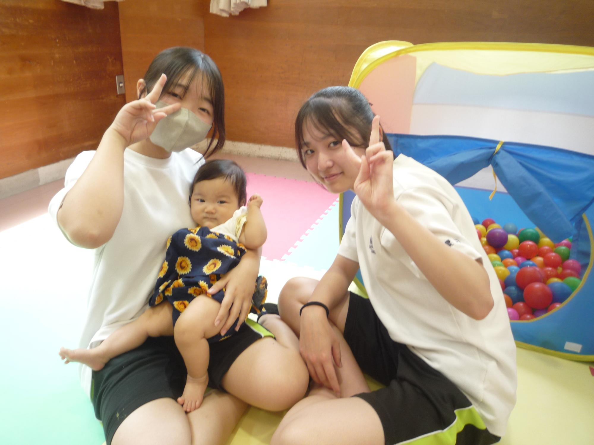 赤ちゃんをだっこする女子中学生