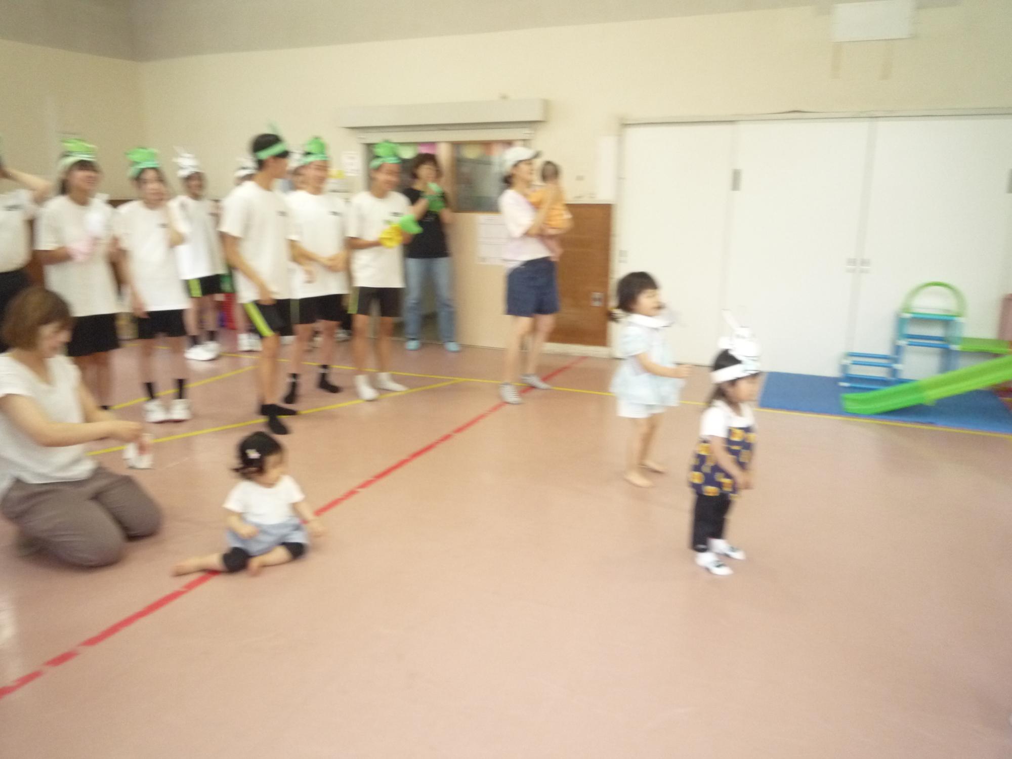 みんなでミミケロダンスを踊る様子