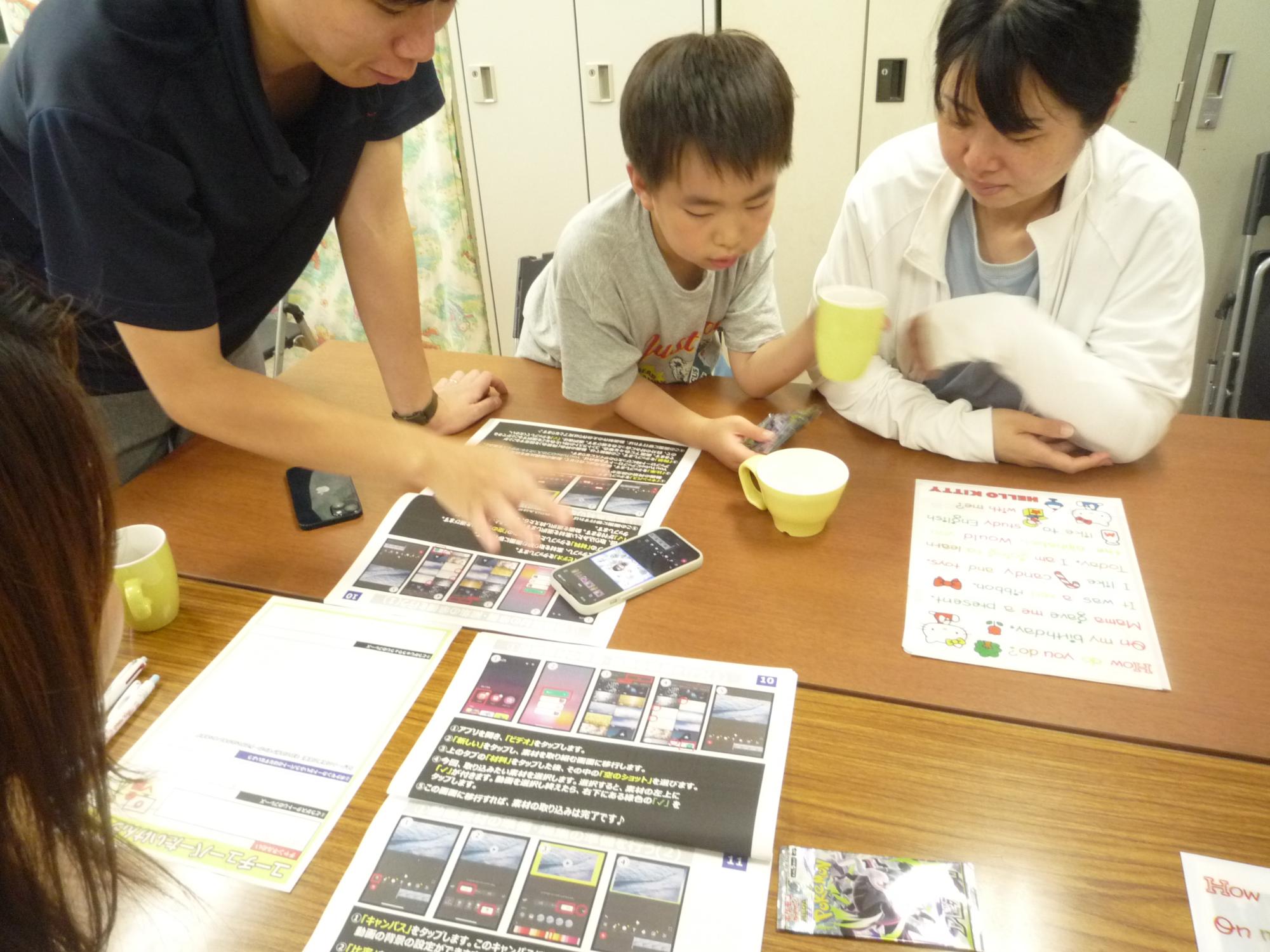 親子で撮影した動画を編集する様子