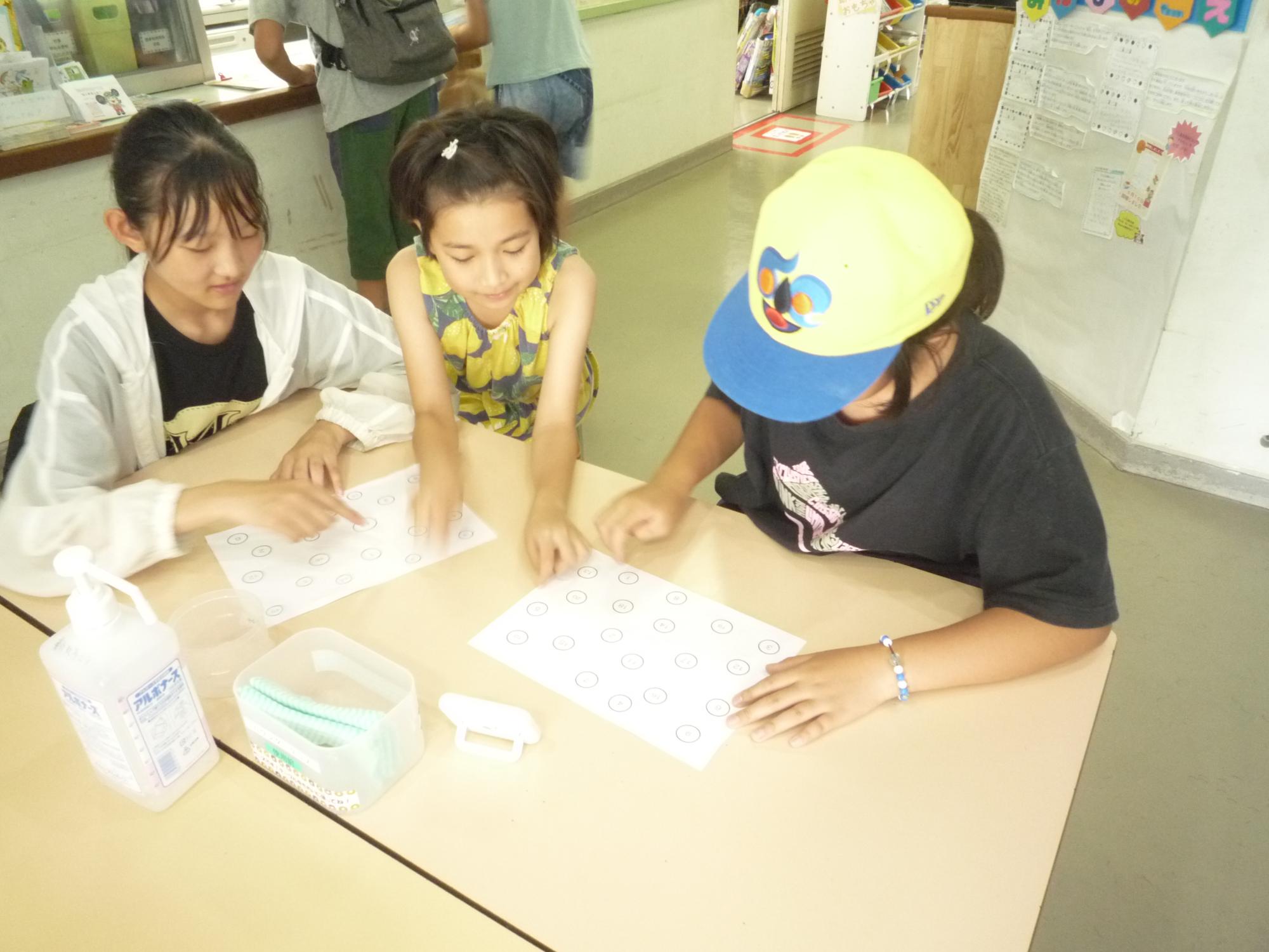 ナンバータッチに真剣に挑む小学生たち