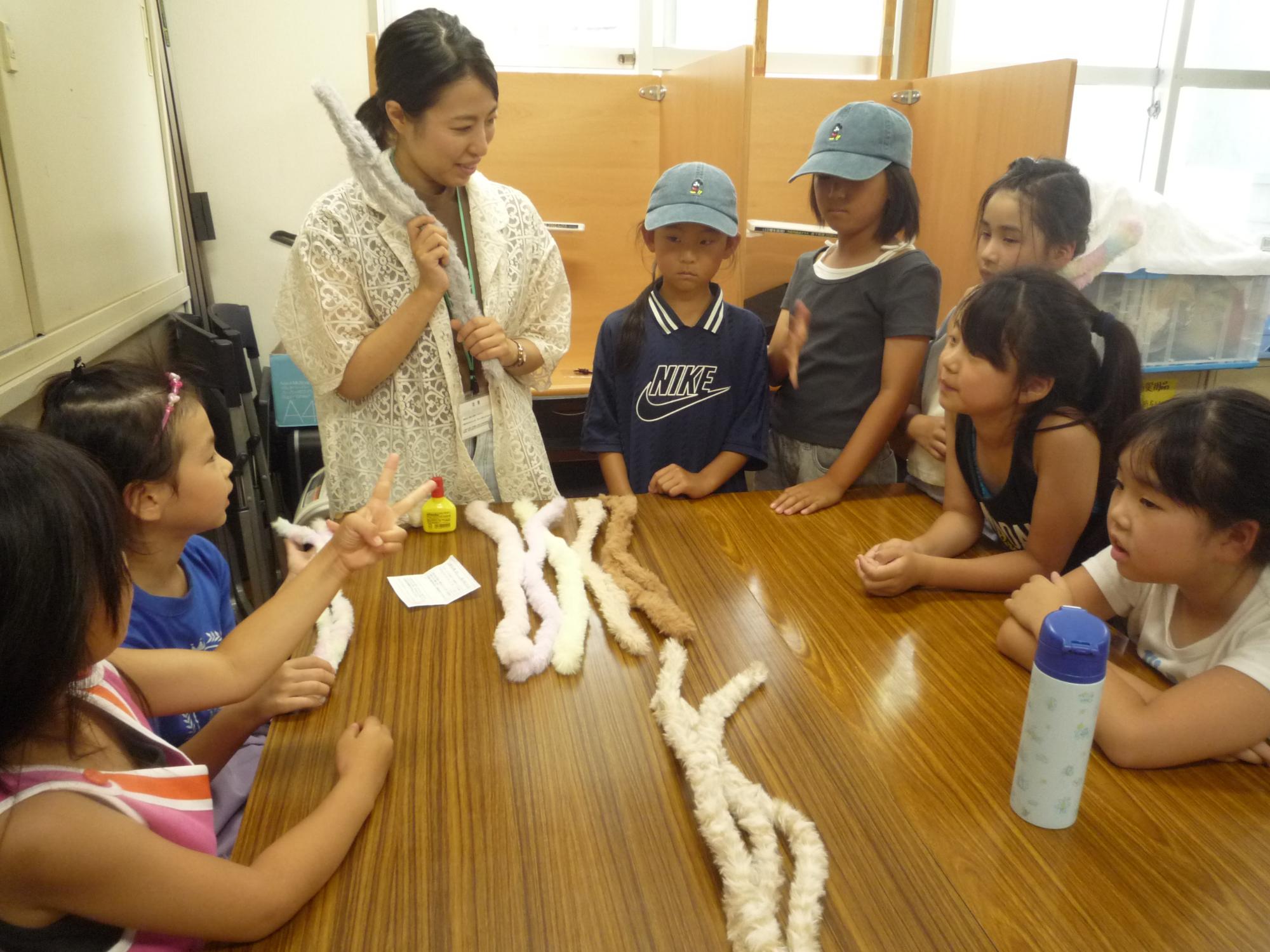 子どもたちに好きなモールを選んでもらう様子