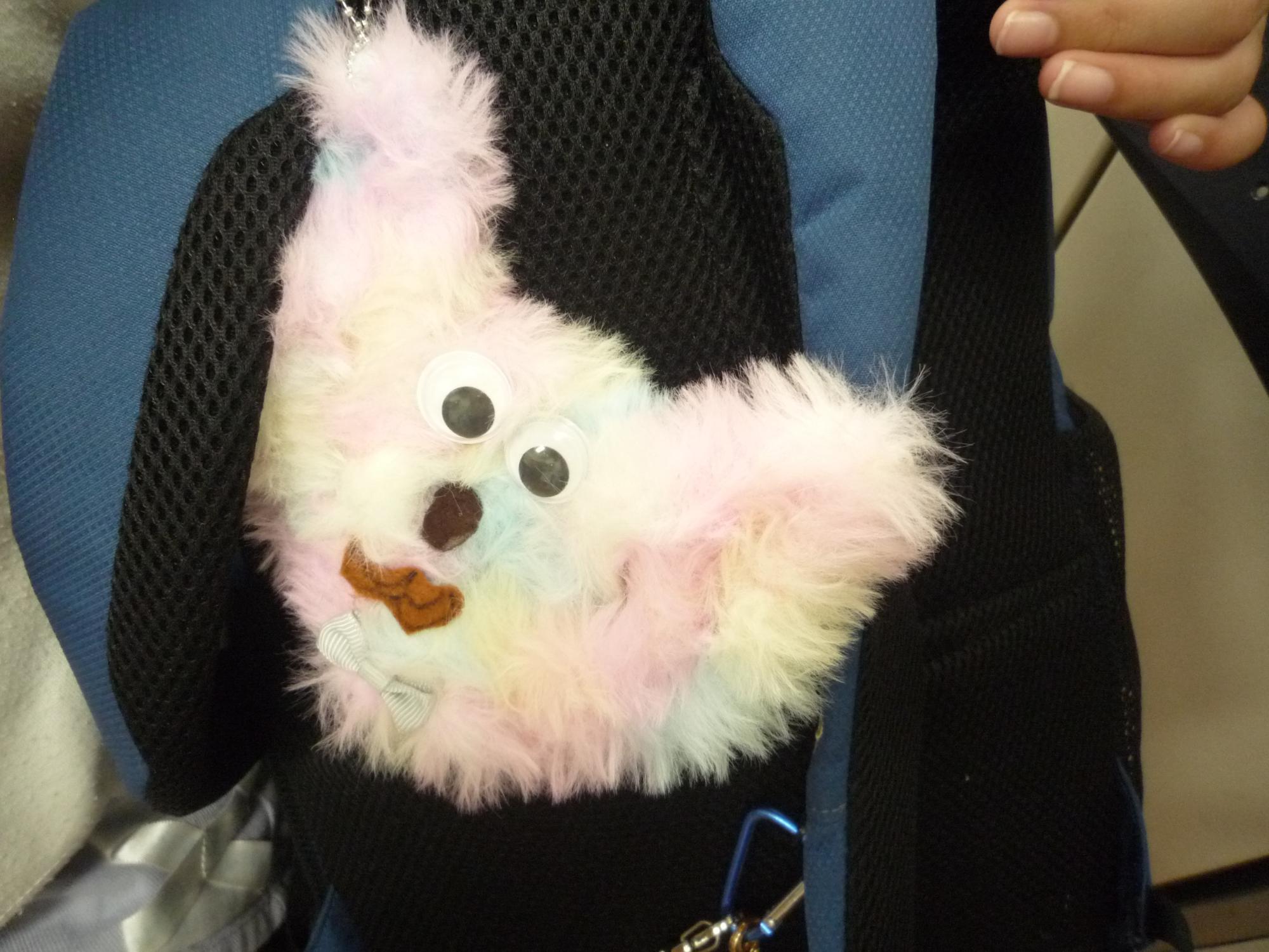 完成したモールチャームをさっそく自分のカバンにつける小学生