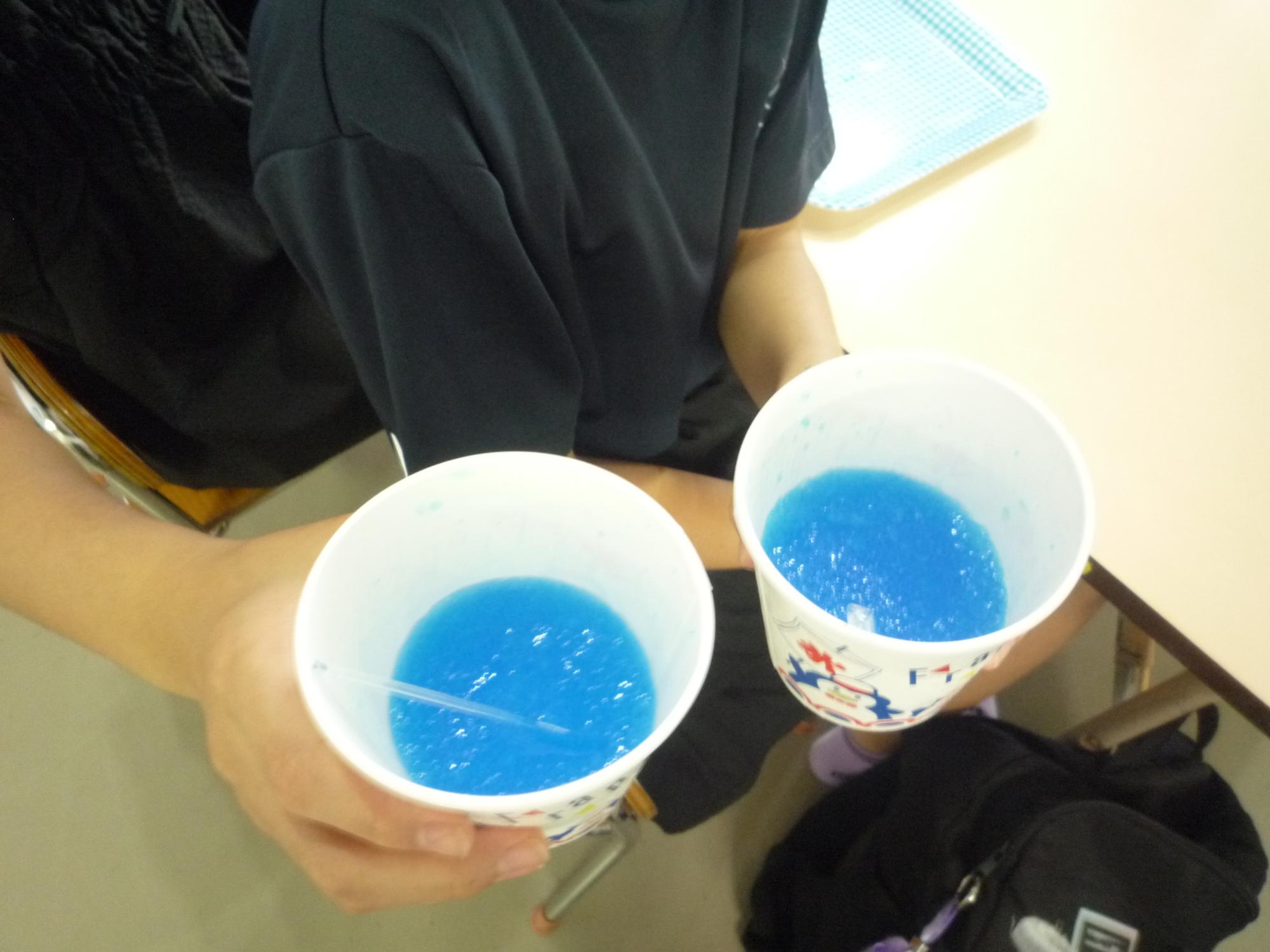 かき氷が溶けてジュースのようになっている