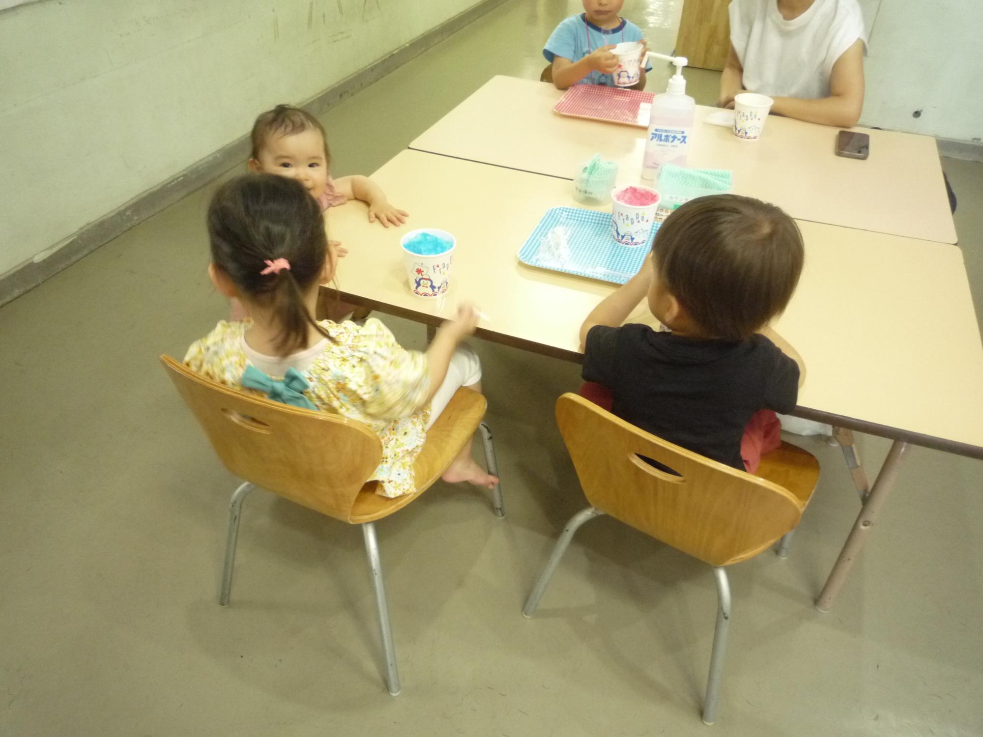 美味しそうにかき氷を食べる乳幼児さんたち