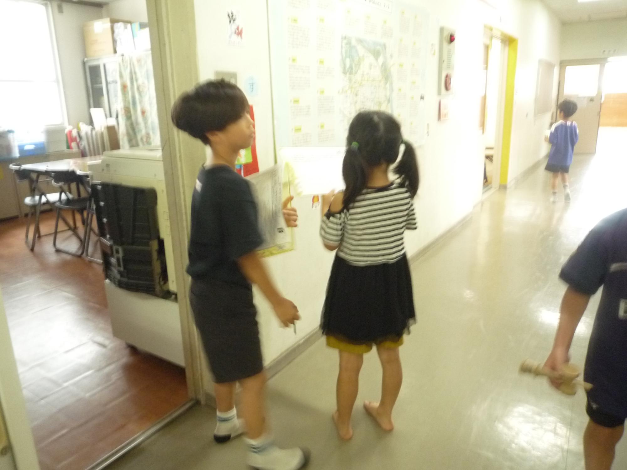 兄弟で協力しながら謎解きを楽しむ子どもたち
