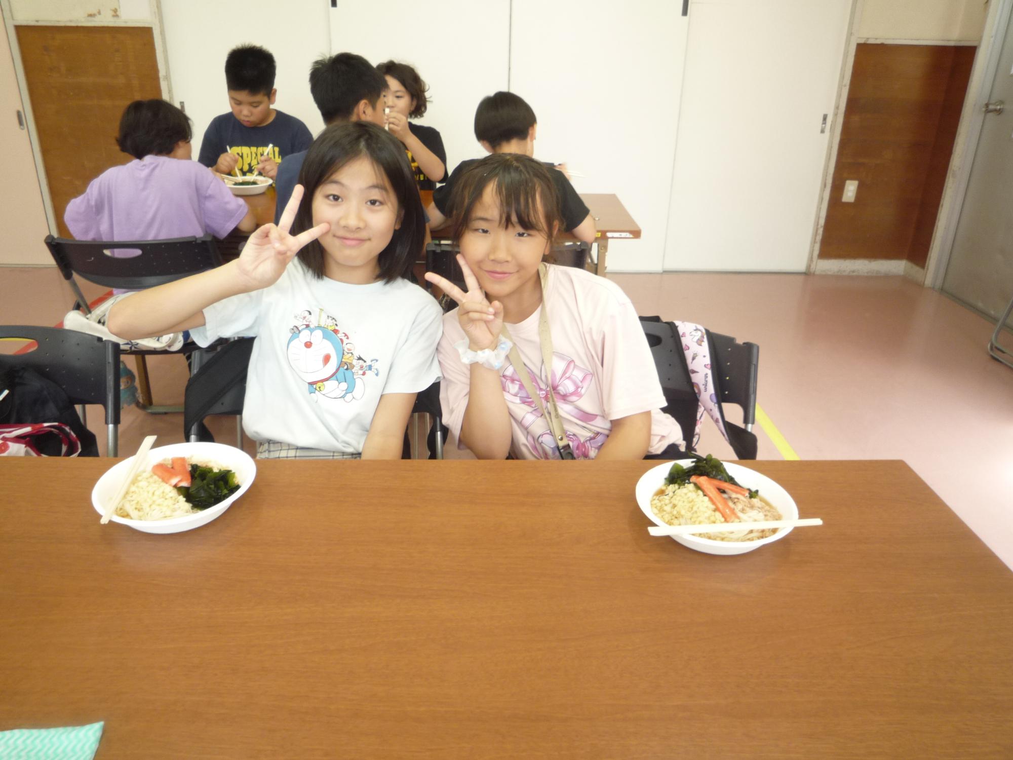 食べ応え抜群のそうめんといっしょにポーズをとる小学生たち