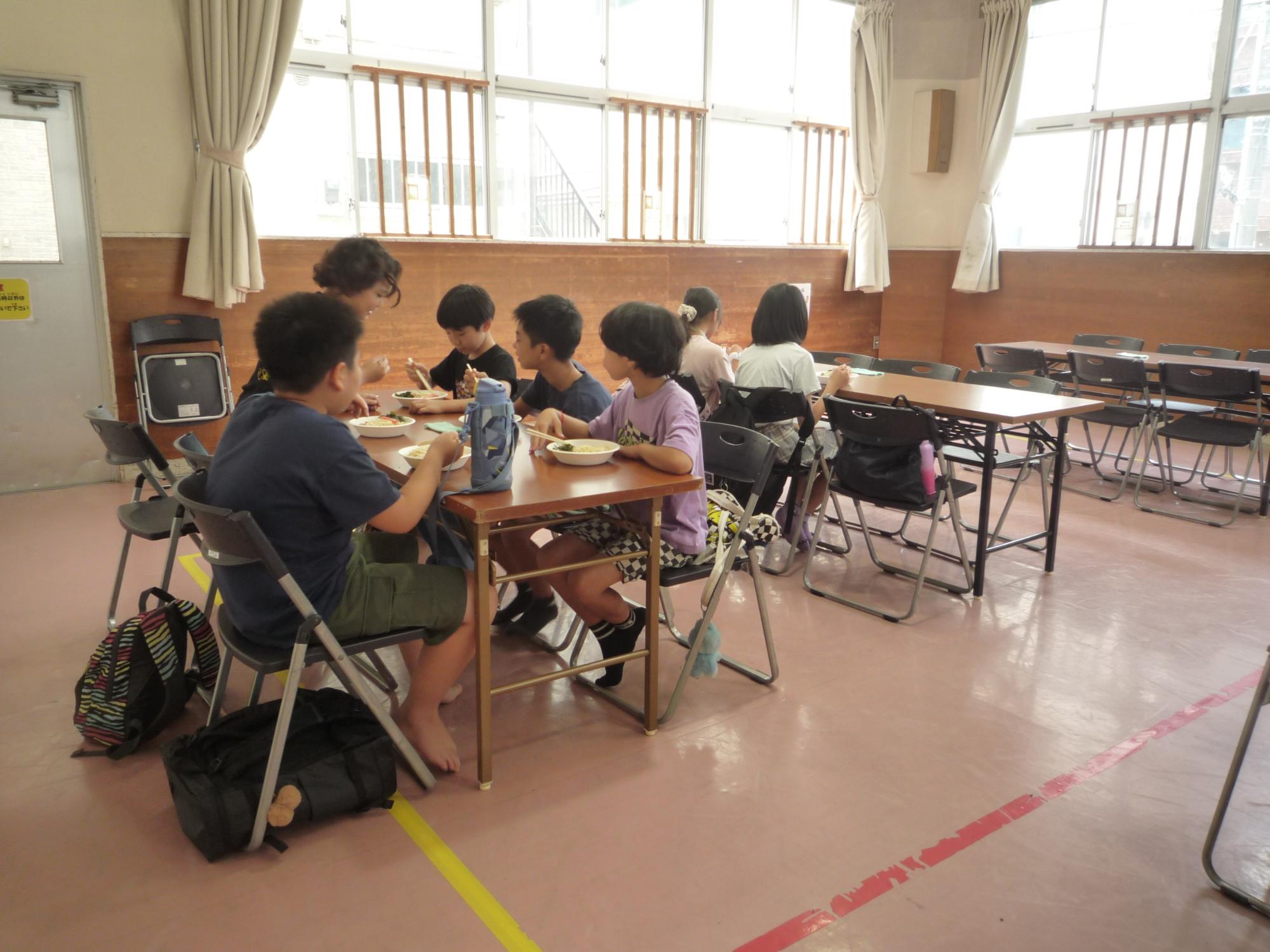 友だち同士で並んで食べる小学生たち