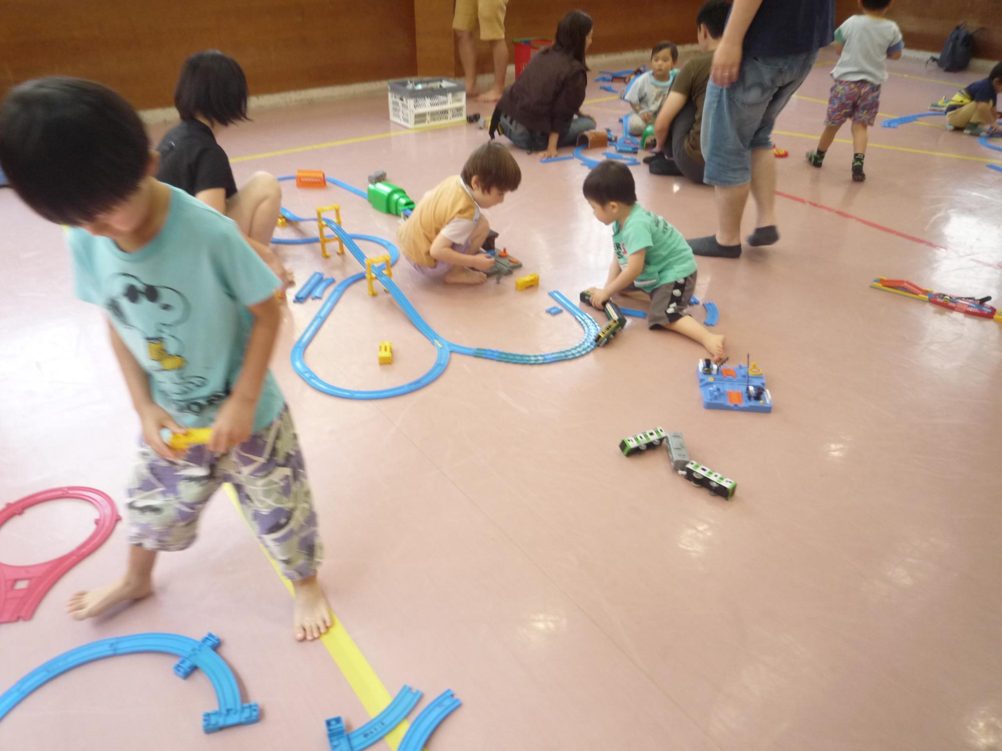 みんなで楽しくプラレールで遊ぶ子どもたち
