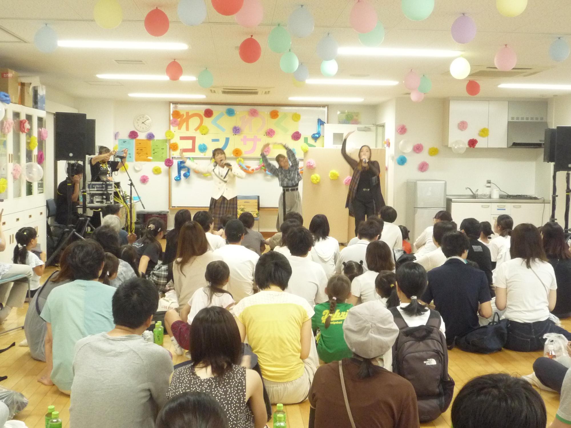 パフォーマンスをするうたのおねえさんたち