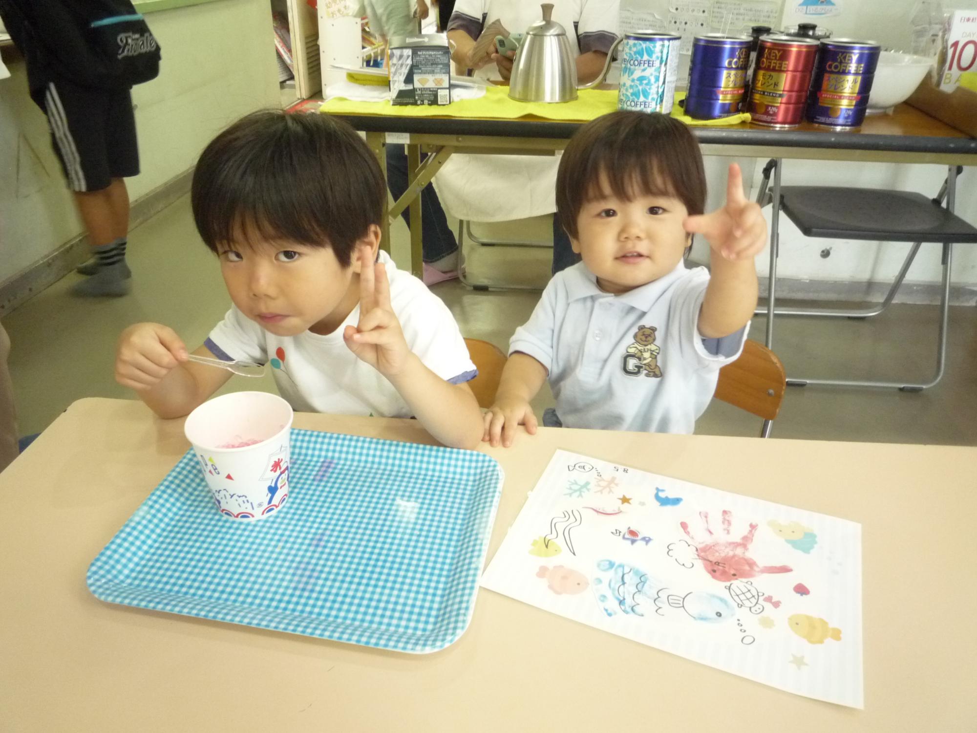 かき氷を楽しむ子どもたち