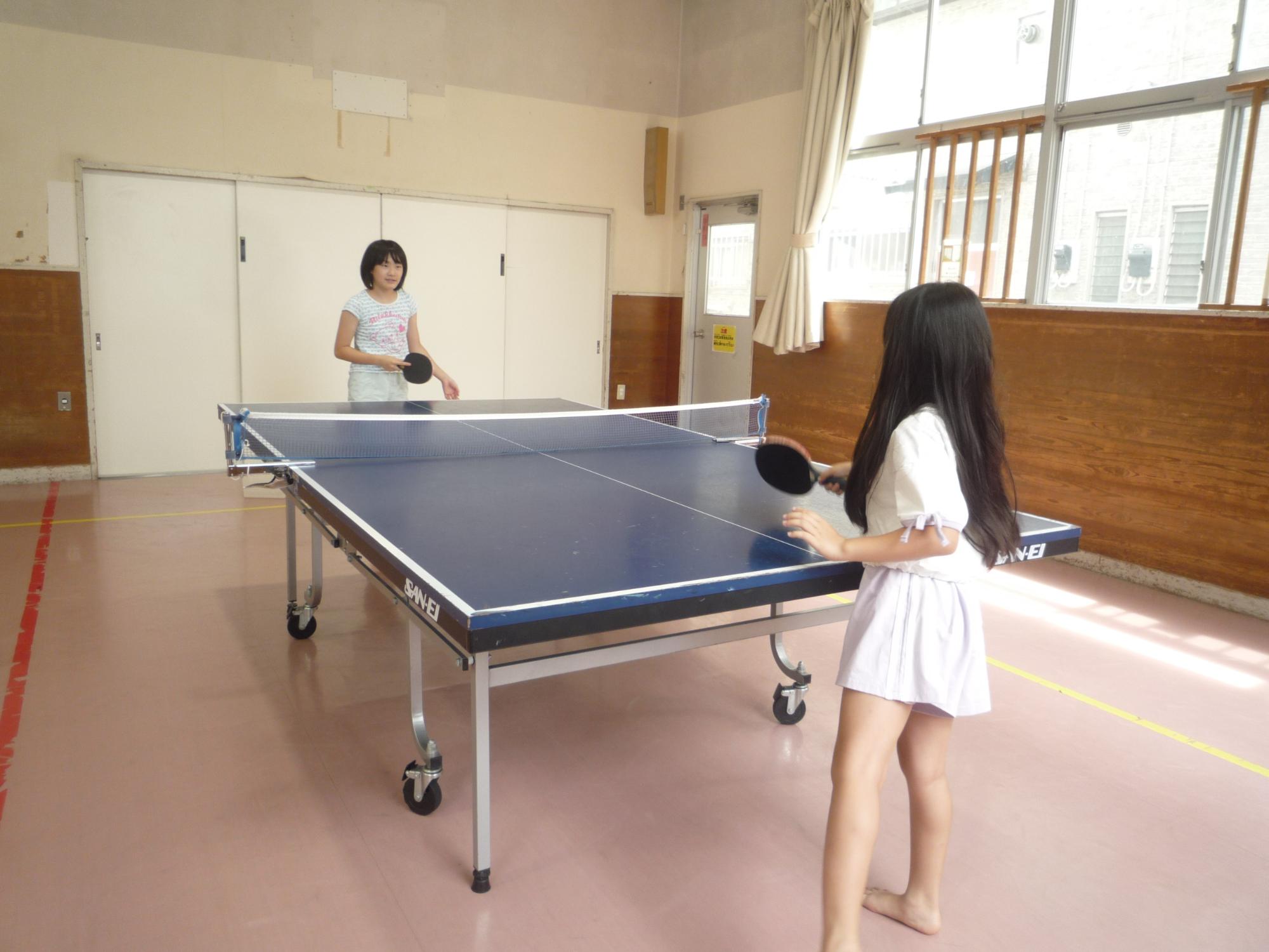卓球を楽しむ小学生