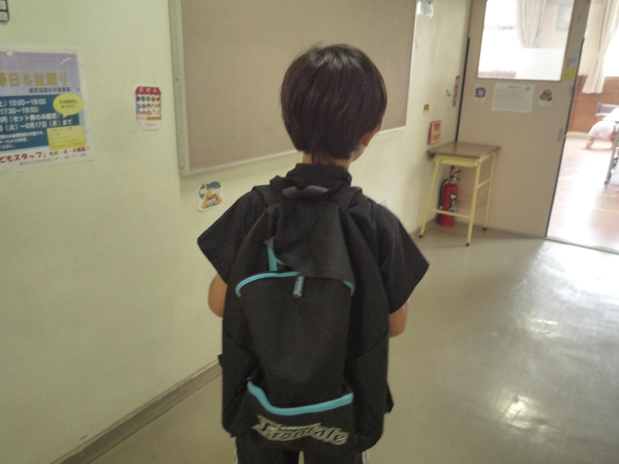 なぞときに挑戦する小学生