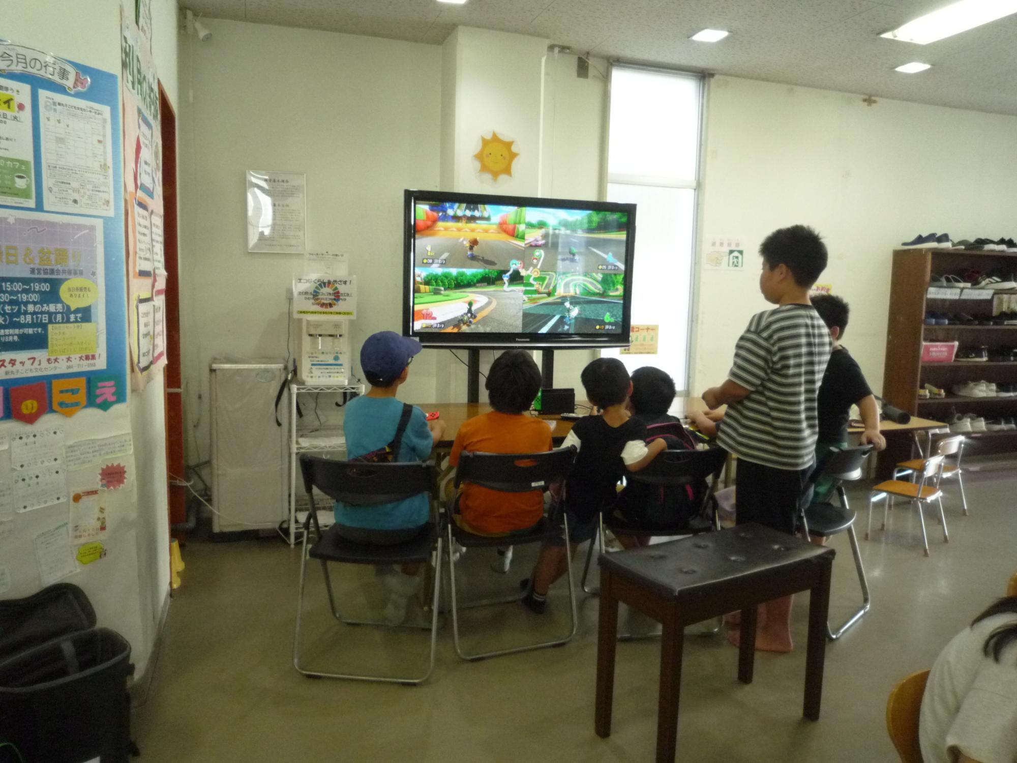 みんなで仲良くゲームする子どもたち