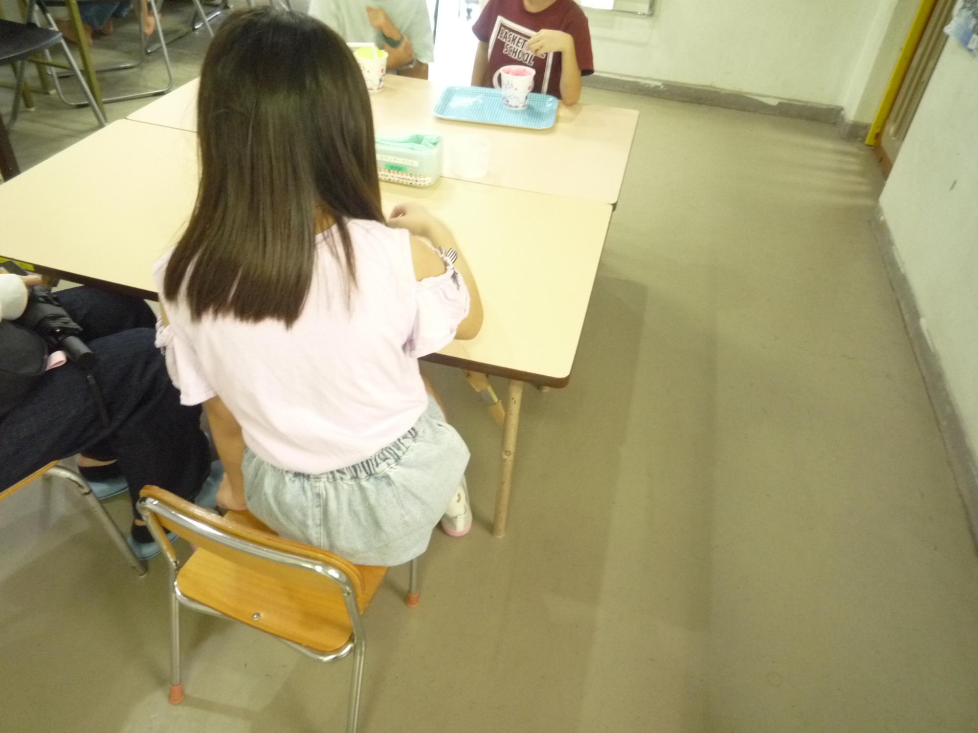 かき氷を楽しむ幼児親子さんと小学生たち