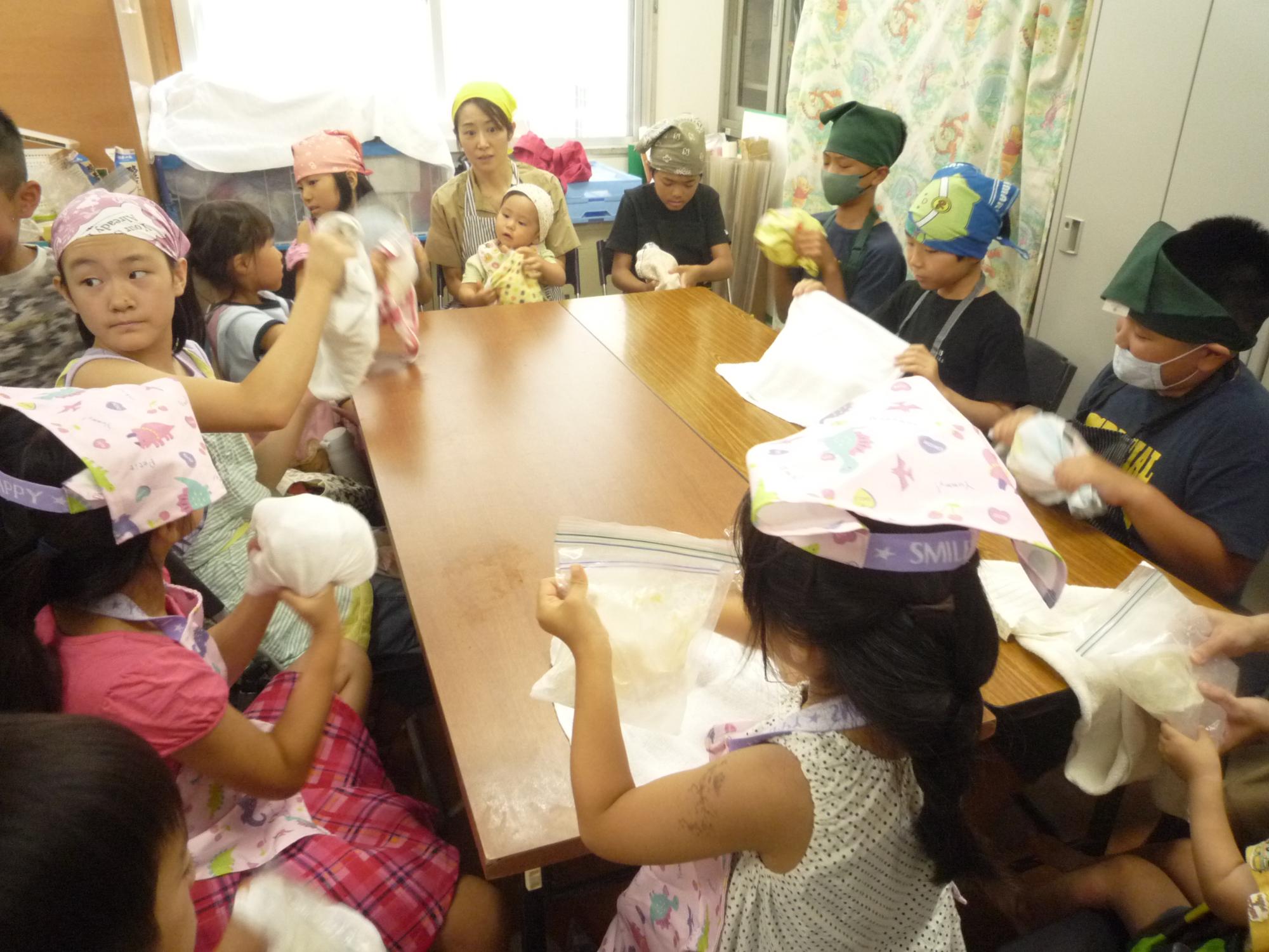 氷の入った袋にいれてシャカシャカ振る子どもたち