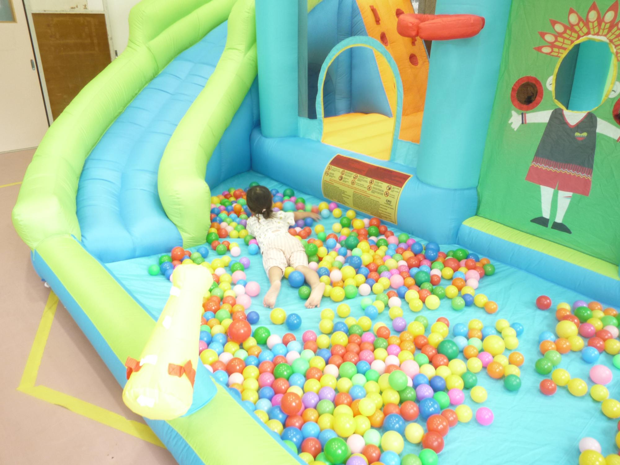 エアー遊具であそぶ幼児