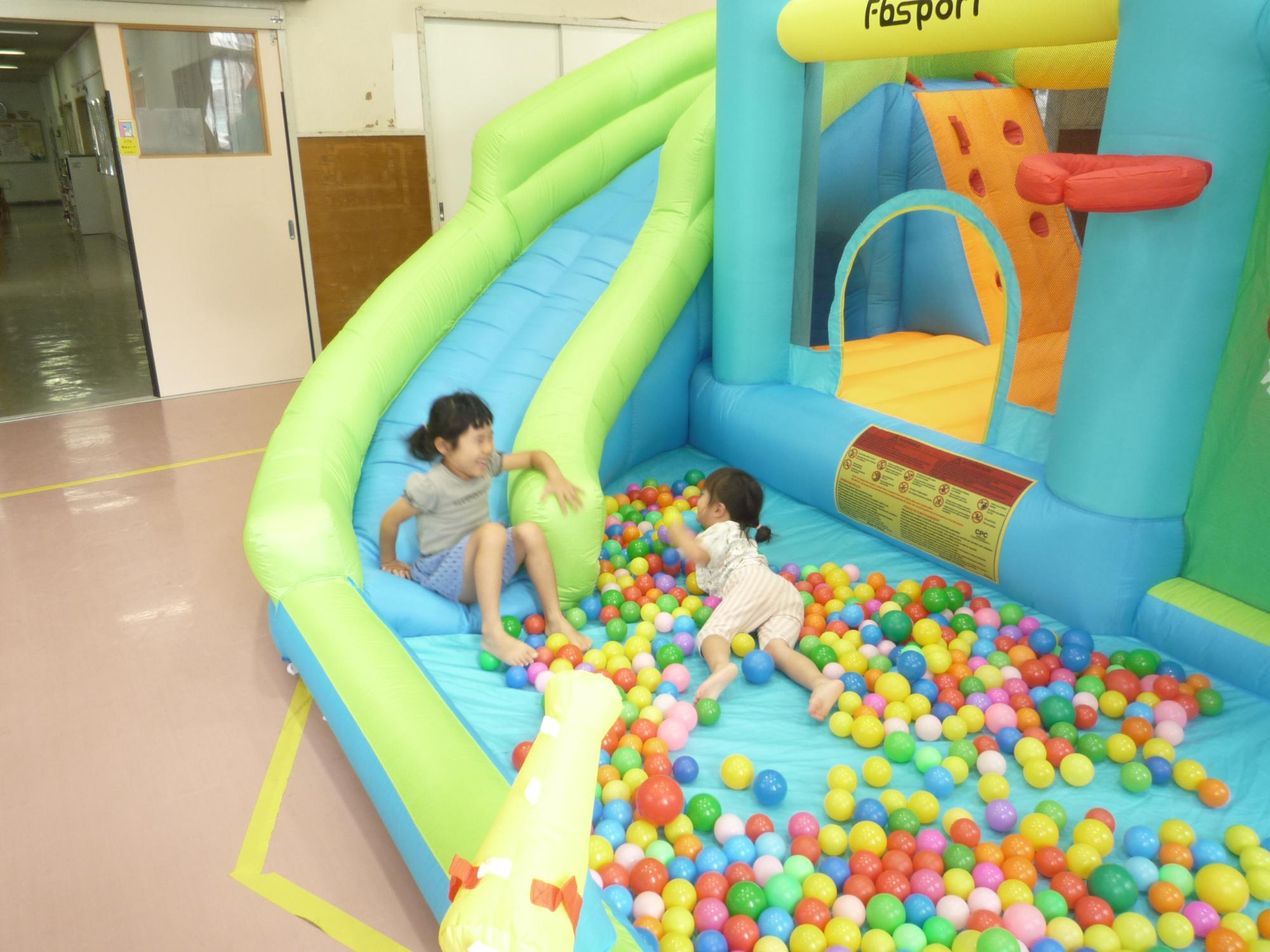 巨大エアー遊具で遊ぶ乳児さんたち