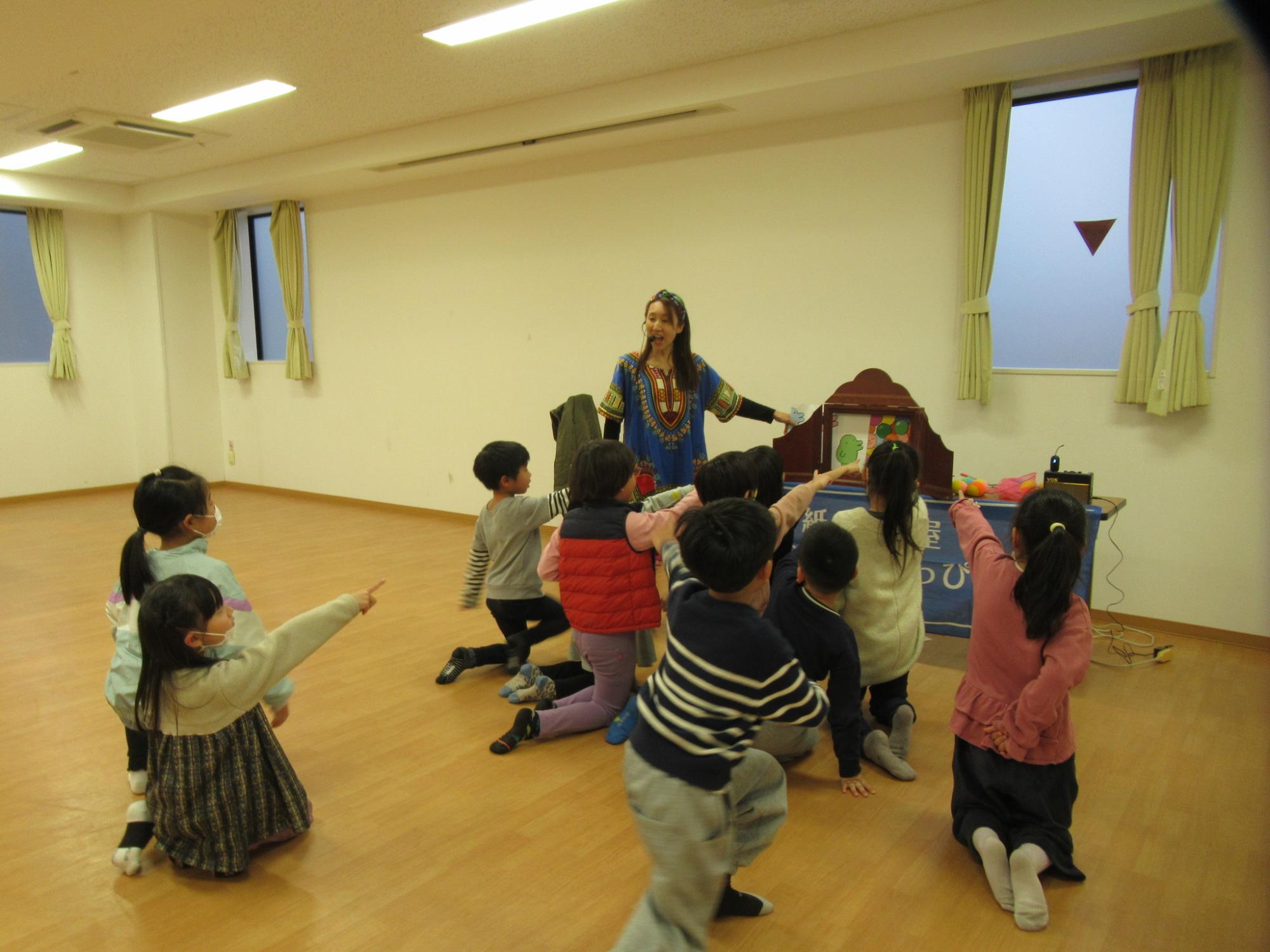 クイズに興奮している子どもたちの写真