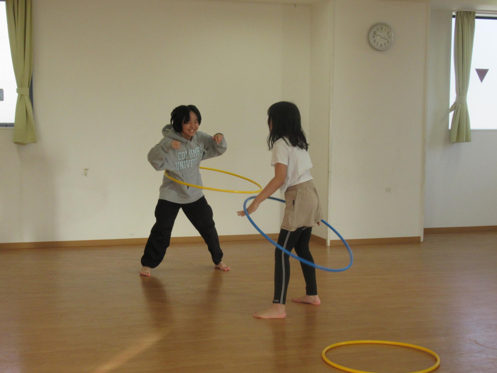 お友達とフラフープを楽しんでいる写真