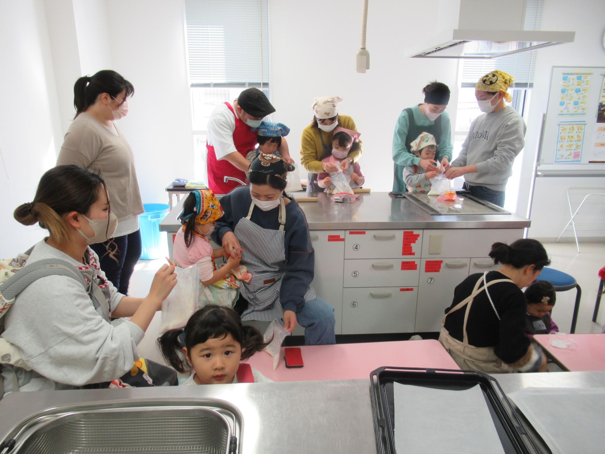 幼児親子がクッキーの生地を作っている様子