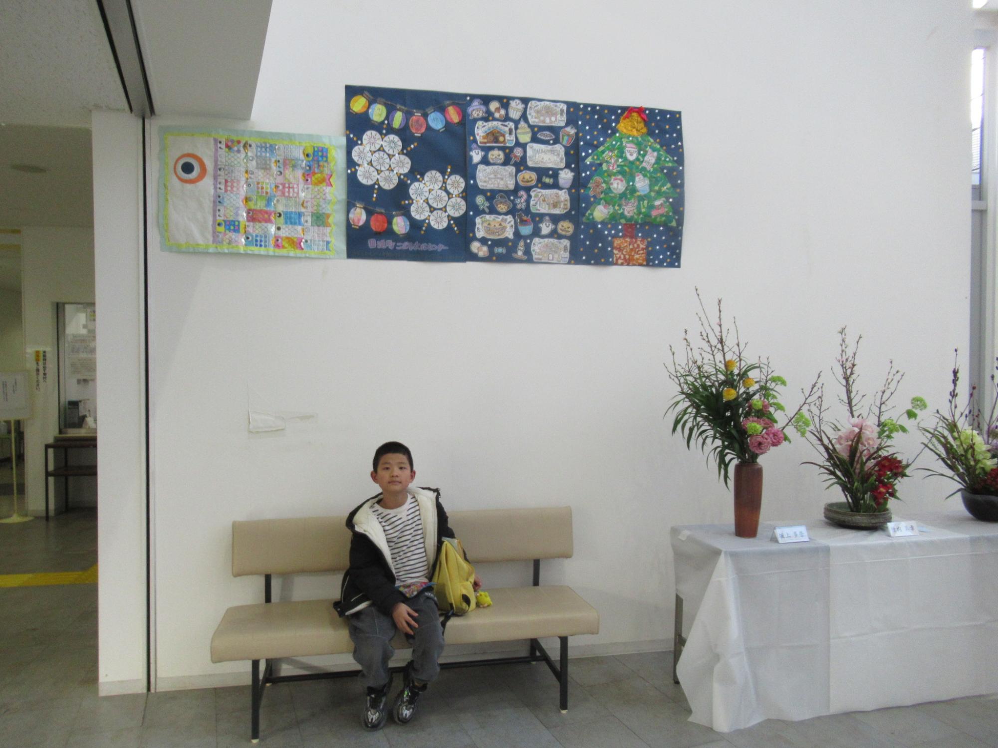春のつどいの展示作品と男の子の写真