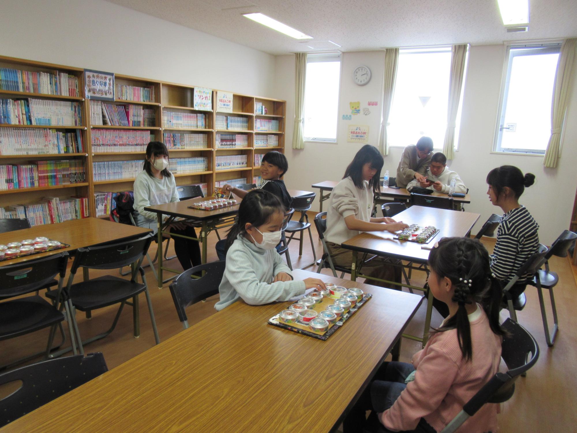 マンカラ大会に参加している子どもたちの写真